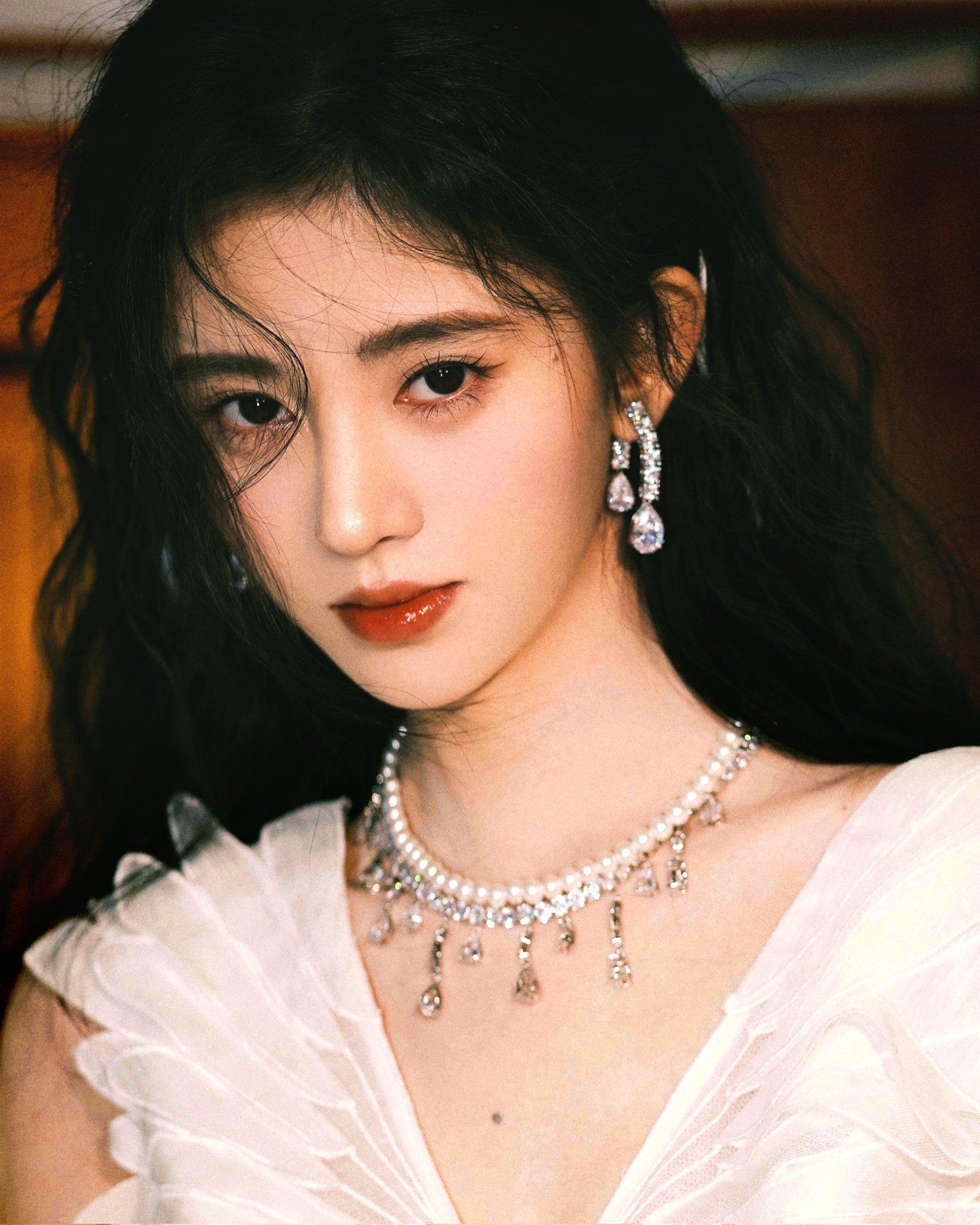 鞠婧祎浓妆美丽动人[2]