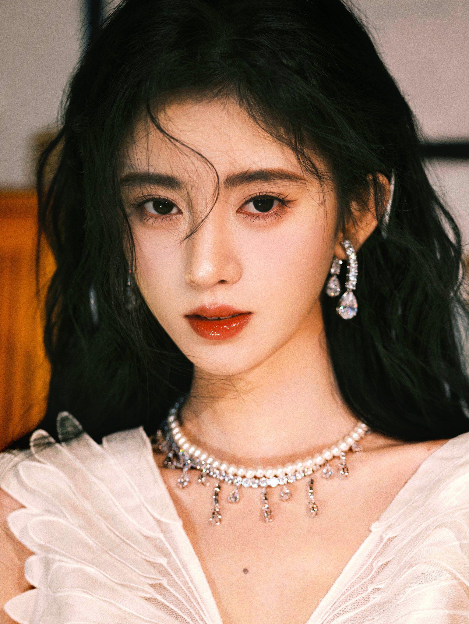 鞠婧祎浓妆美丽动人[4]