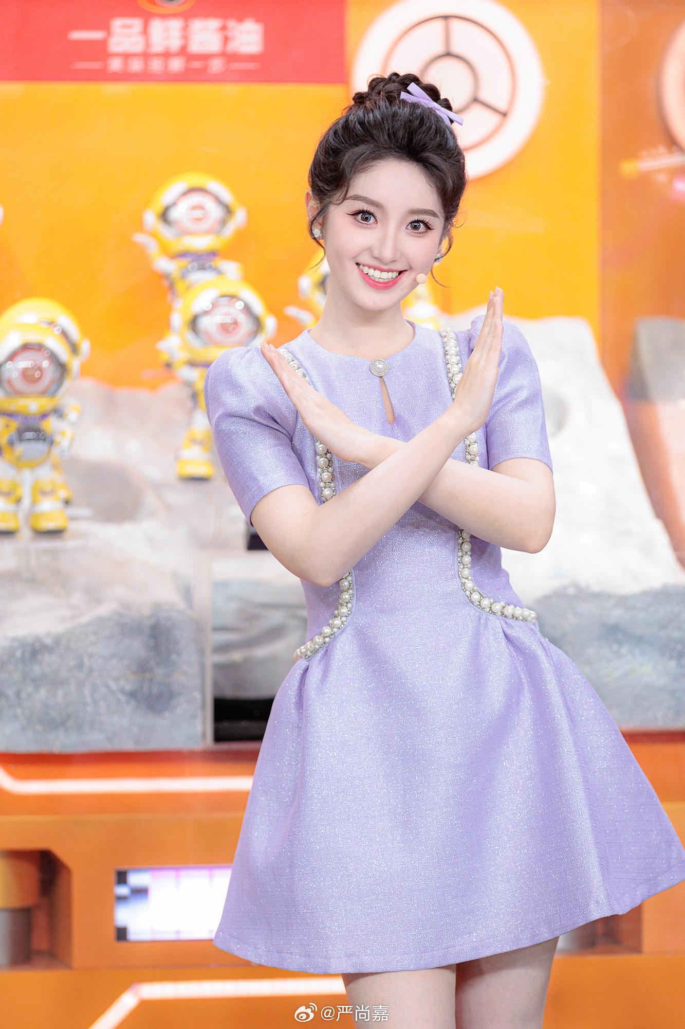 开门大吉二场美女主持人严尚嘉天蓝色连衣短裙美腿现场主持[2]
