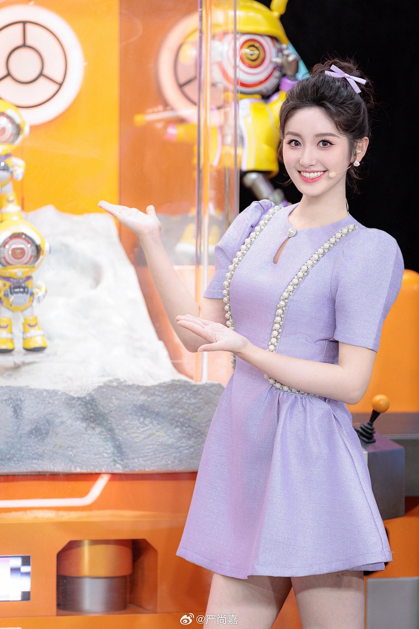 开门大吉二场美女主持人严尚嘉天蓝色连衣短裙美腿现场主持[3]