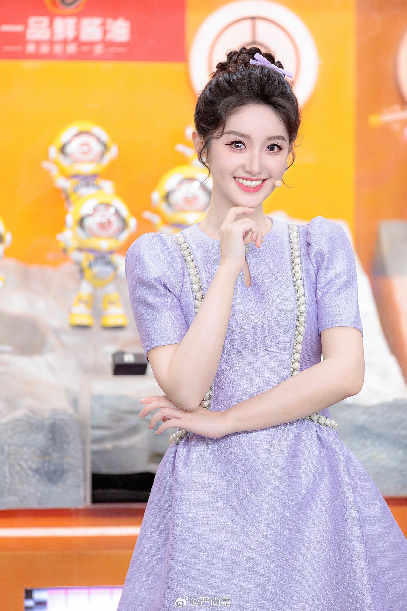 开门大吉二场美女主持人严尚嘉天蓝色连衣短裙美腿现场主持[4]