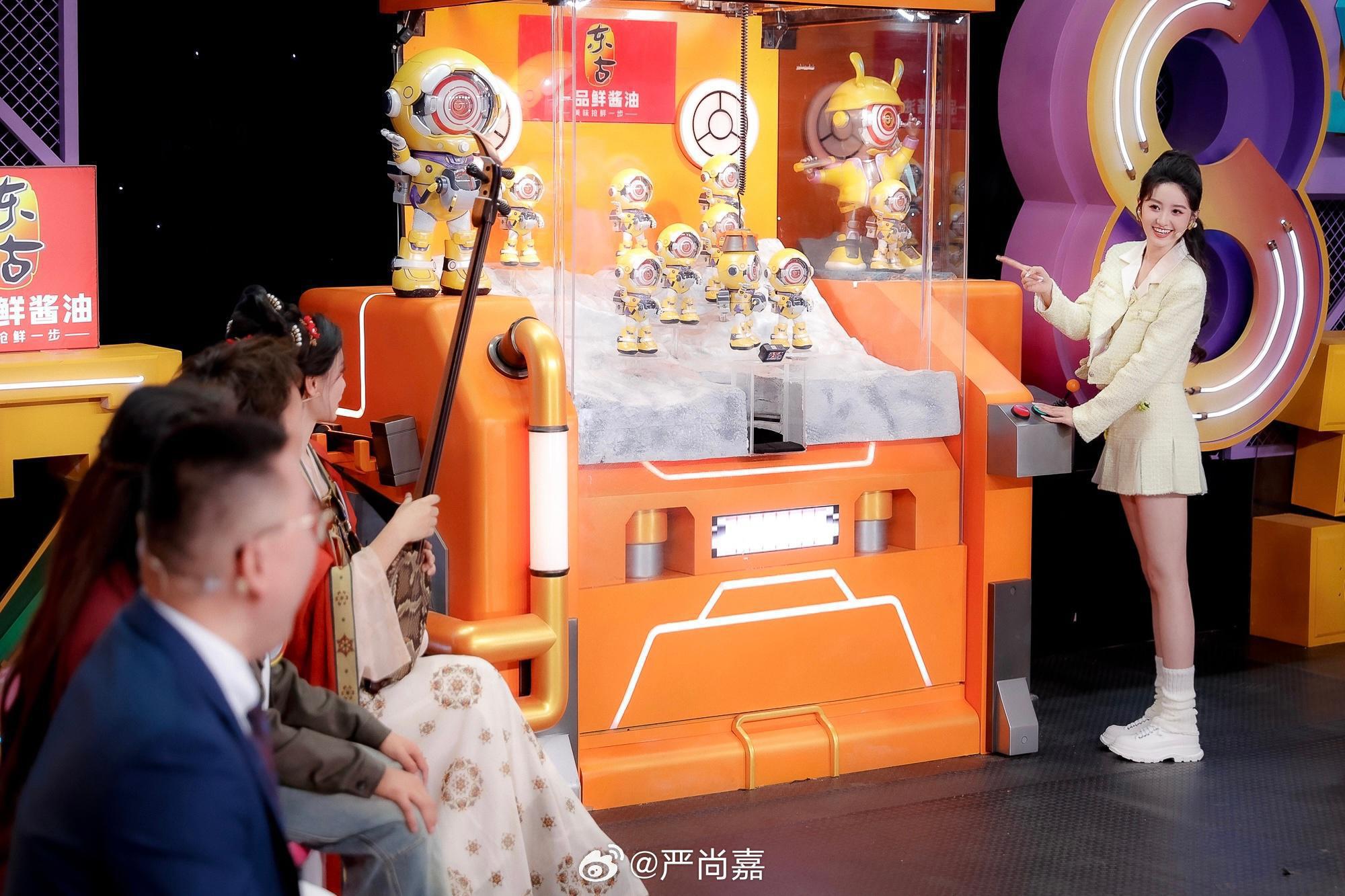 开门大吉二场美女主持人严尚嘉美腿现场主持照[3]