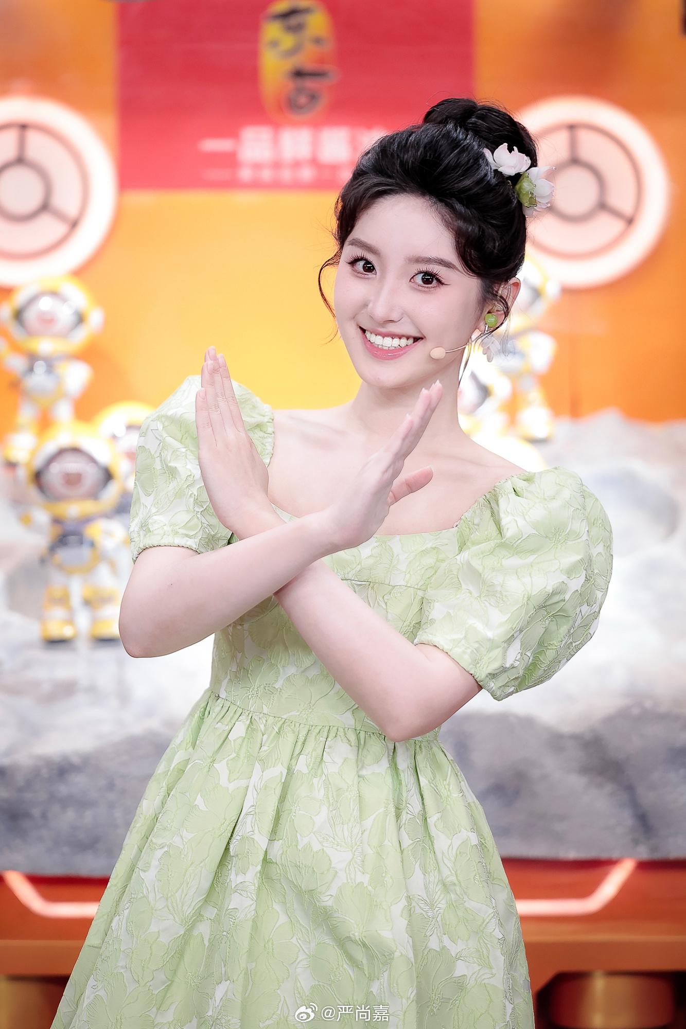 开门大吉二场美女主持人严尚嘉美腿现场主持照2[2]