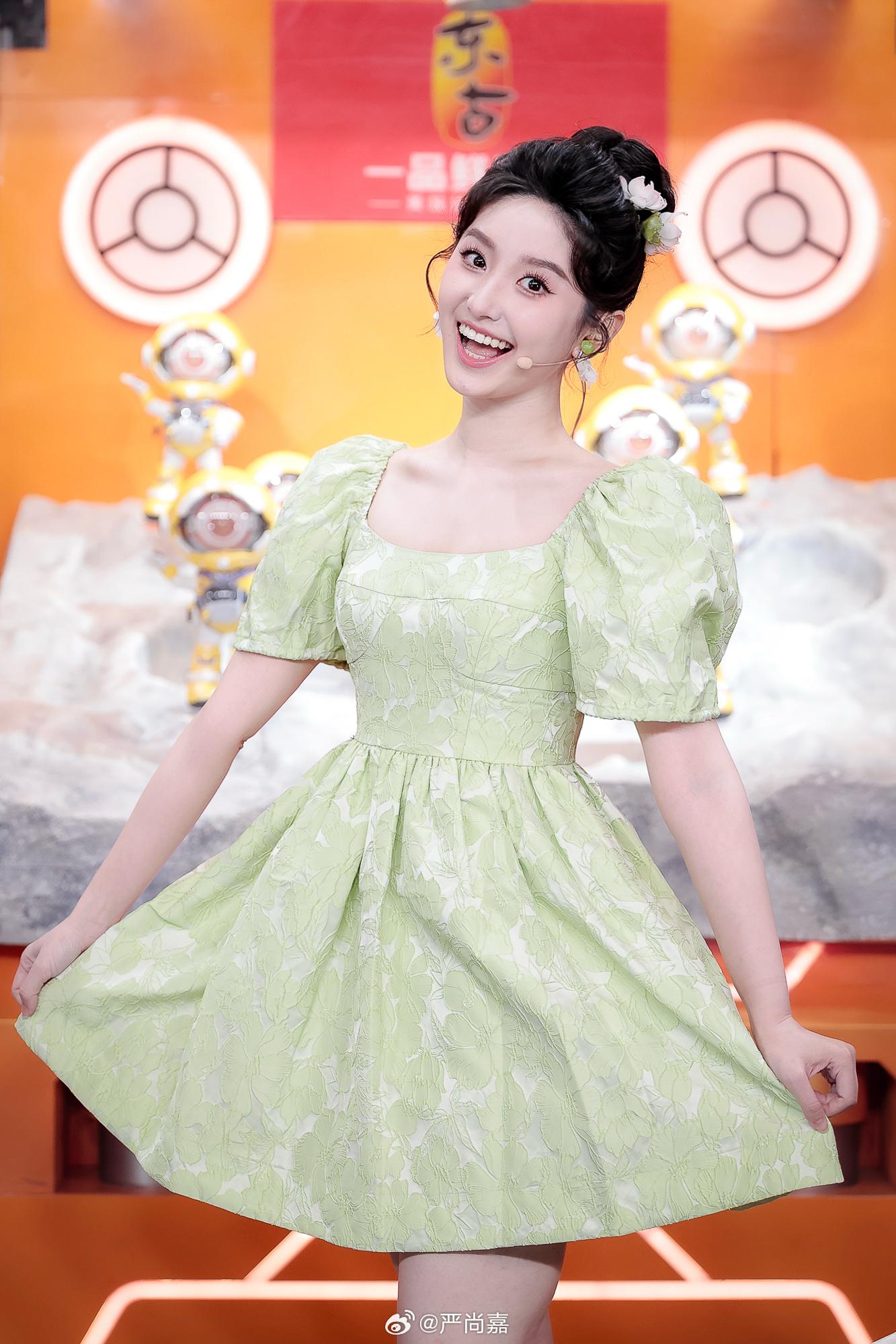 开门大吉二场美女主持人严尚嘉美腿现场主持照2[4]