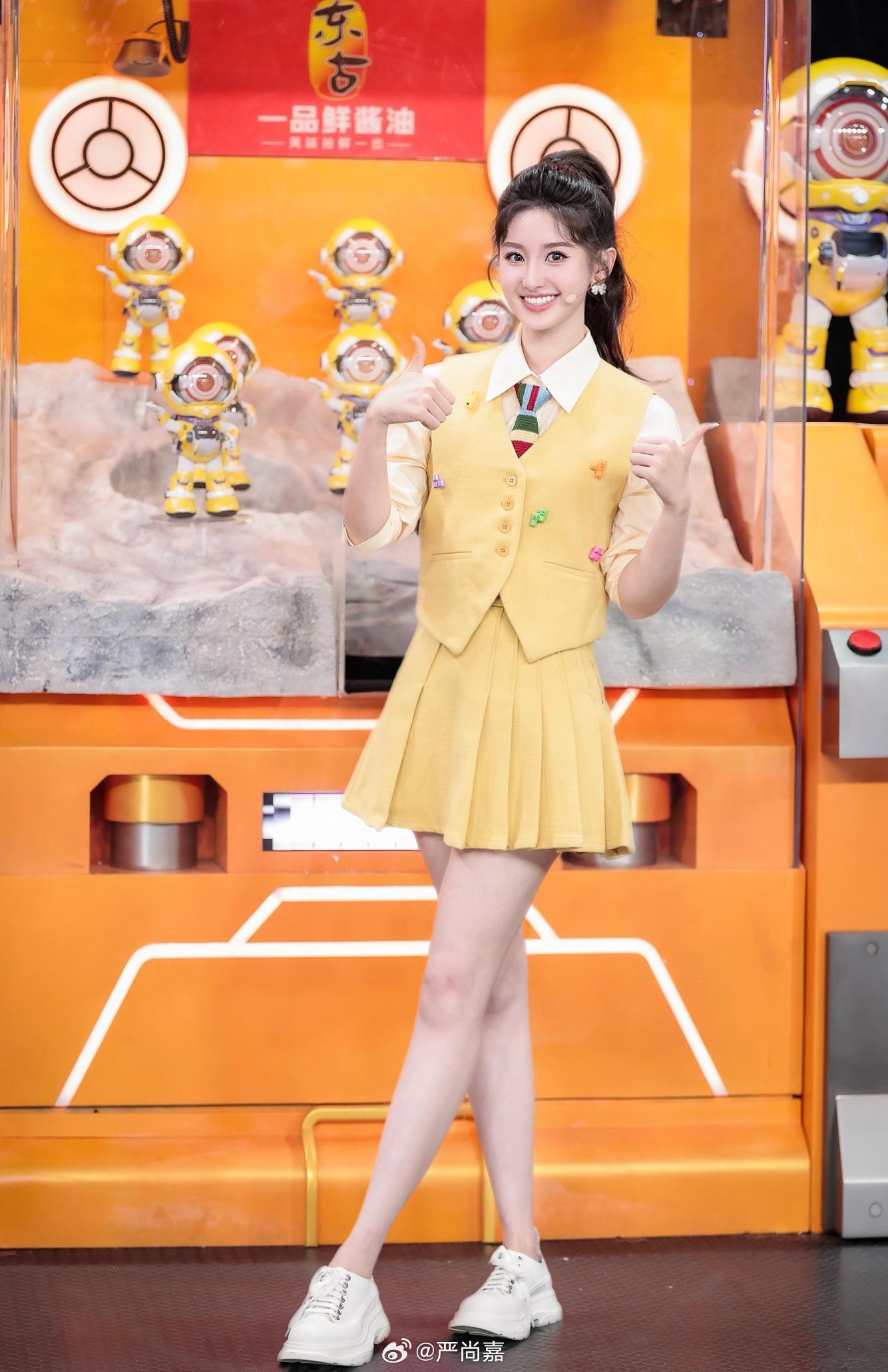 开门大吉二场美女主持人严尚嘉美腿现场主持照2[6]