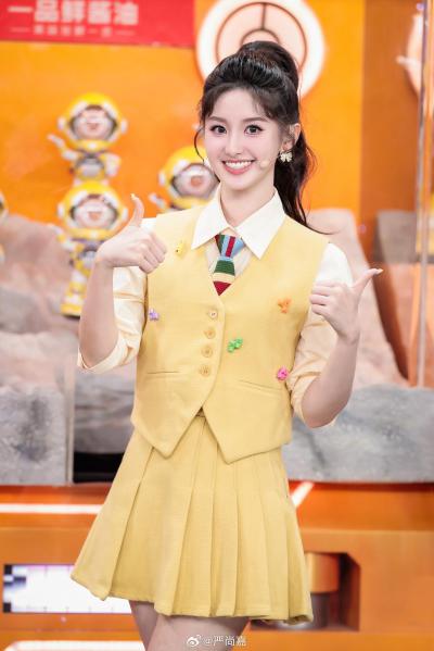 开门大吉二场美女主持人严尚嘉美腿现场主持照2