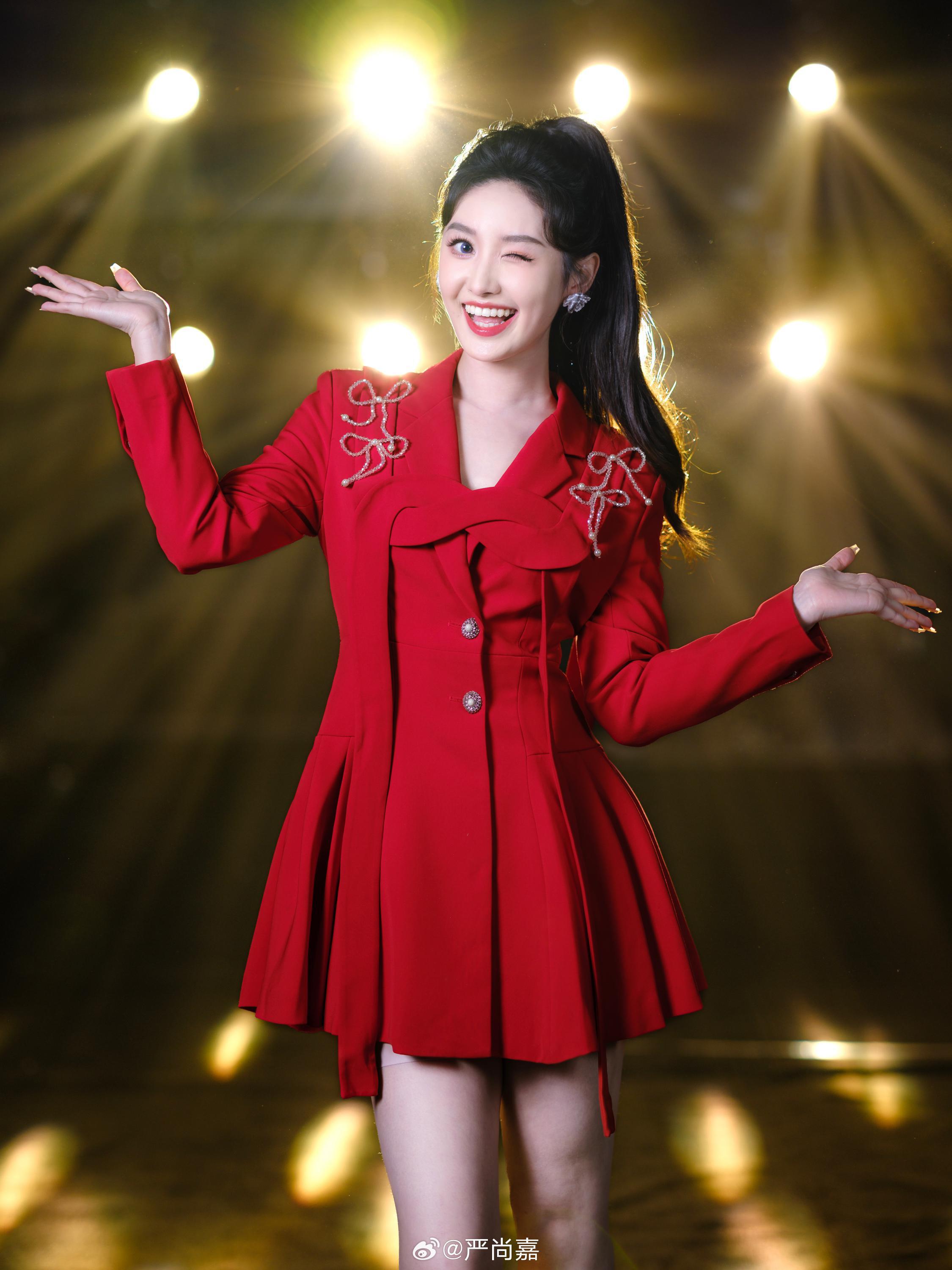 开门大吉二场美女主持人严尚嘉马里奥红色短裙美腿现场主持[2]