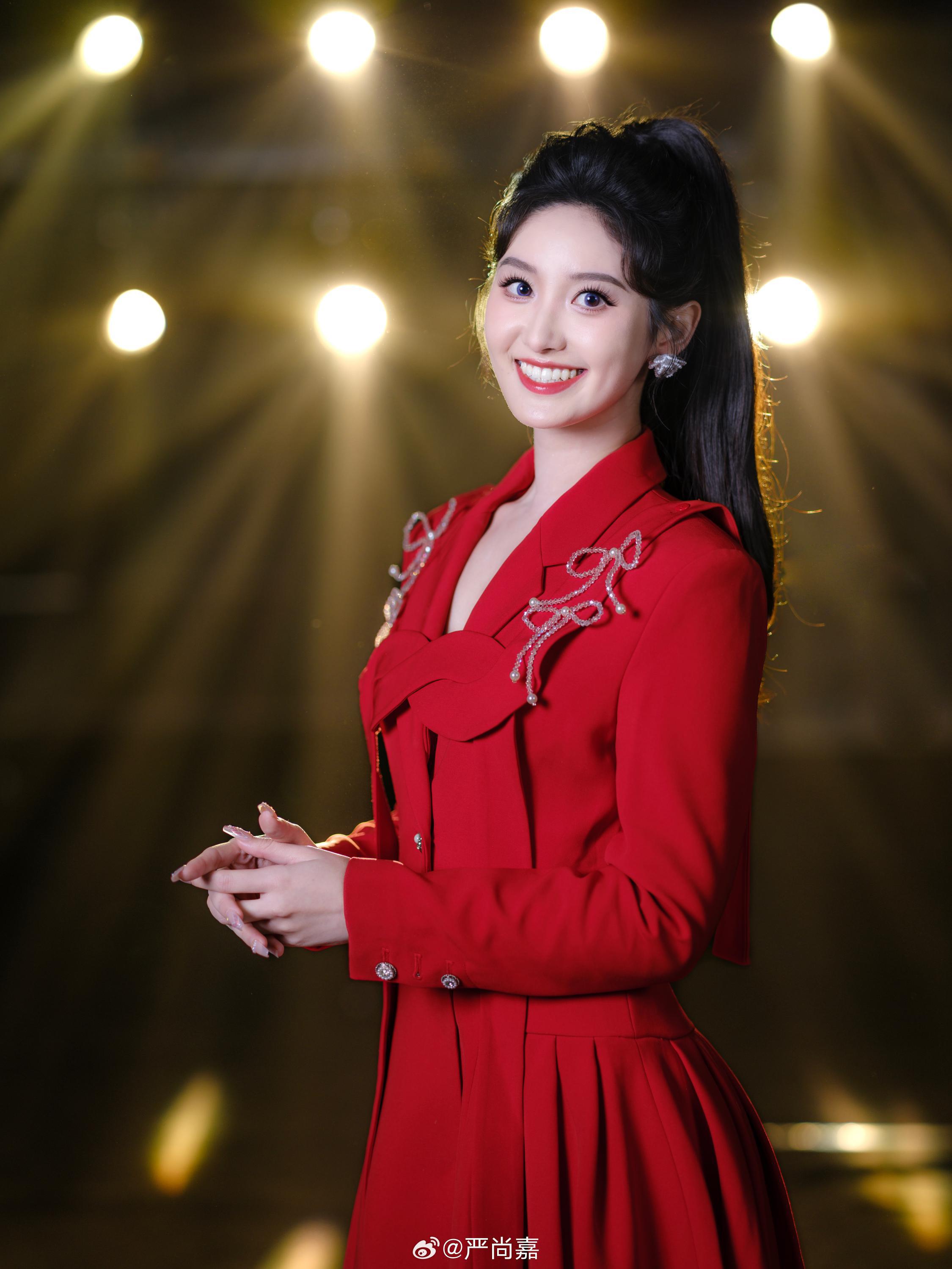 开门大吉二场美女主持人严尚嘉马里奥红色短裙美腿现场主持[3]