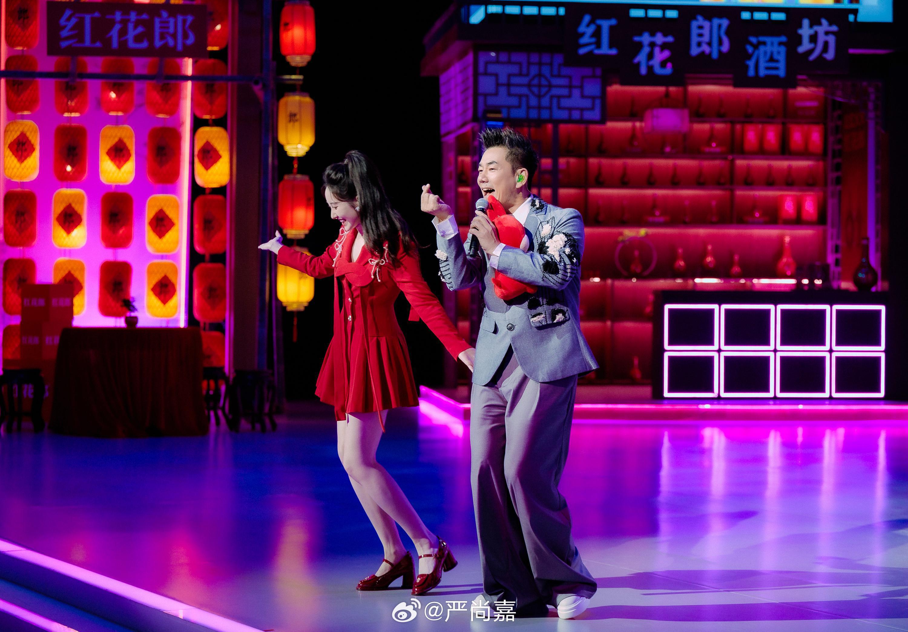 开门大吉二场美女主持人严尚嘉马里奥红色短裙美腿现场主持[4]