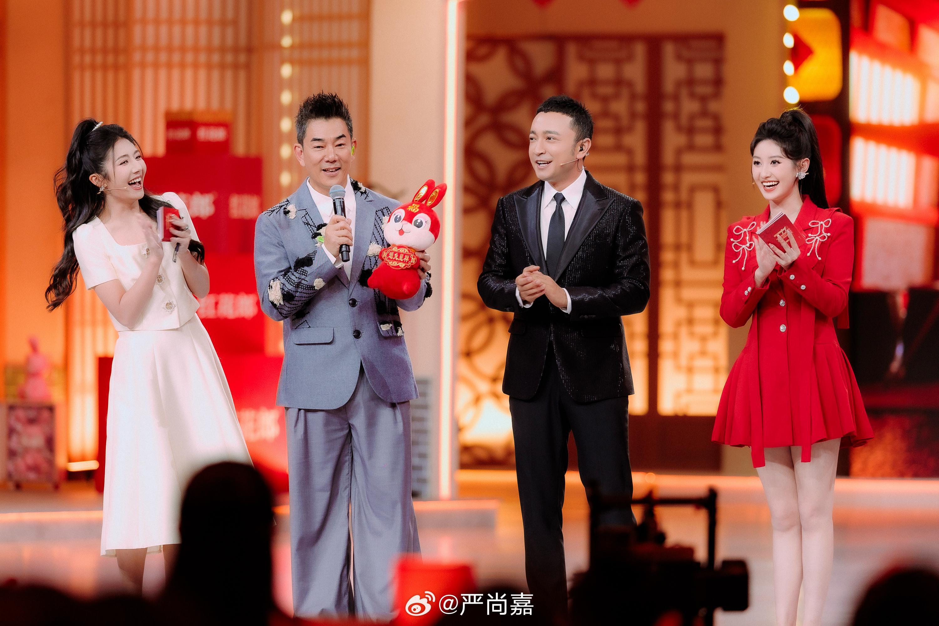 开门大吉二场美女主持人严尚嘉马里奥红色短裙美腿现场主持[5]