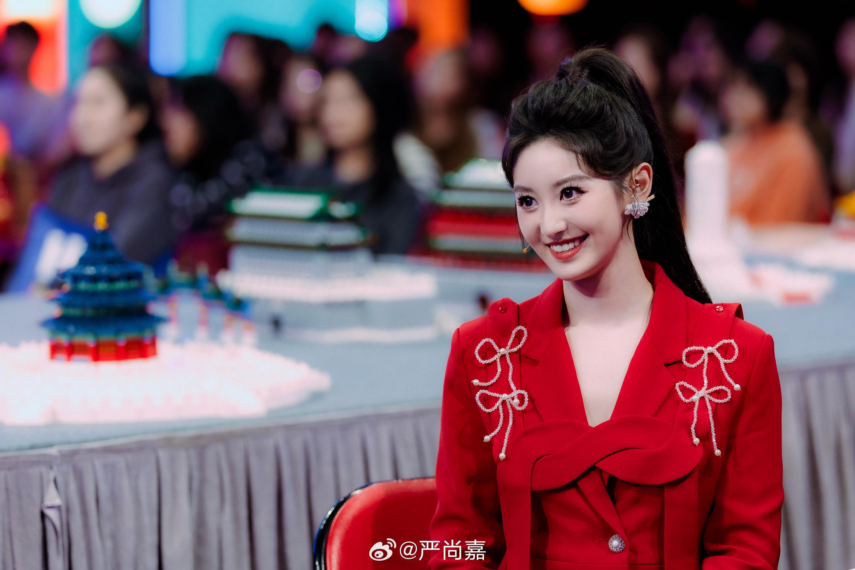 开门大吉二场美女主持人严尚嘉马里奥红色短裙美腿现场主持[7]