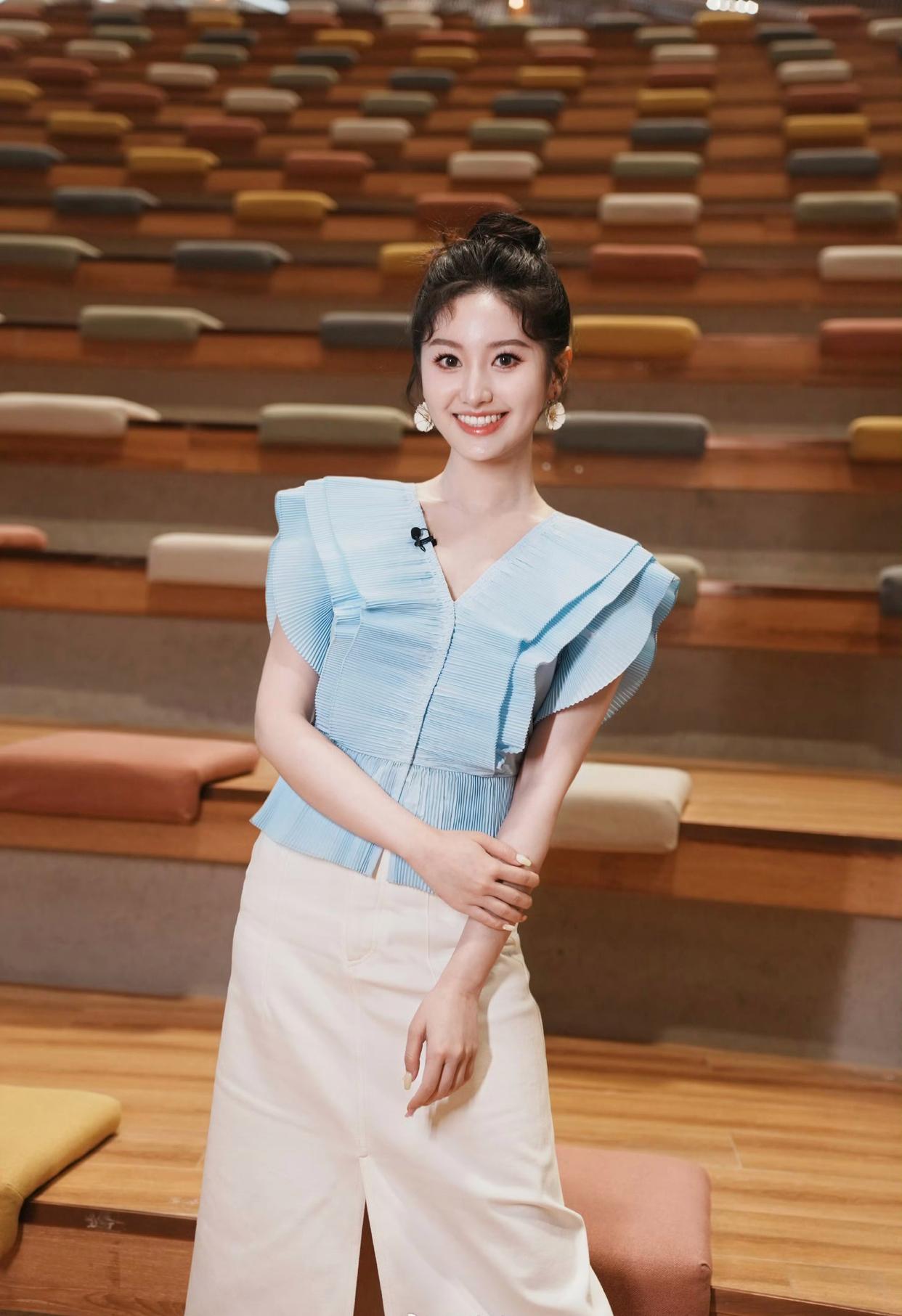开门大吉二场美女主持人严尚嘉马里奥自信大方写真[4]