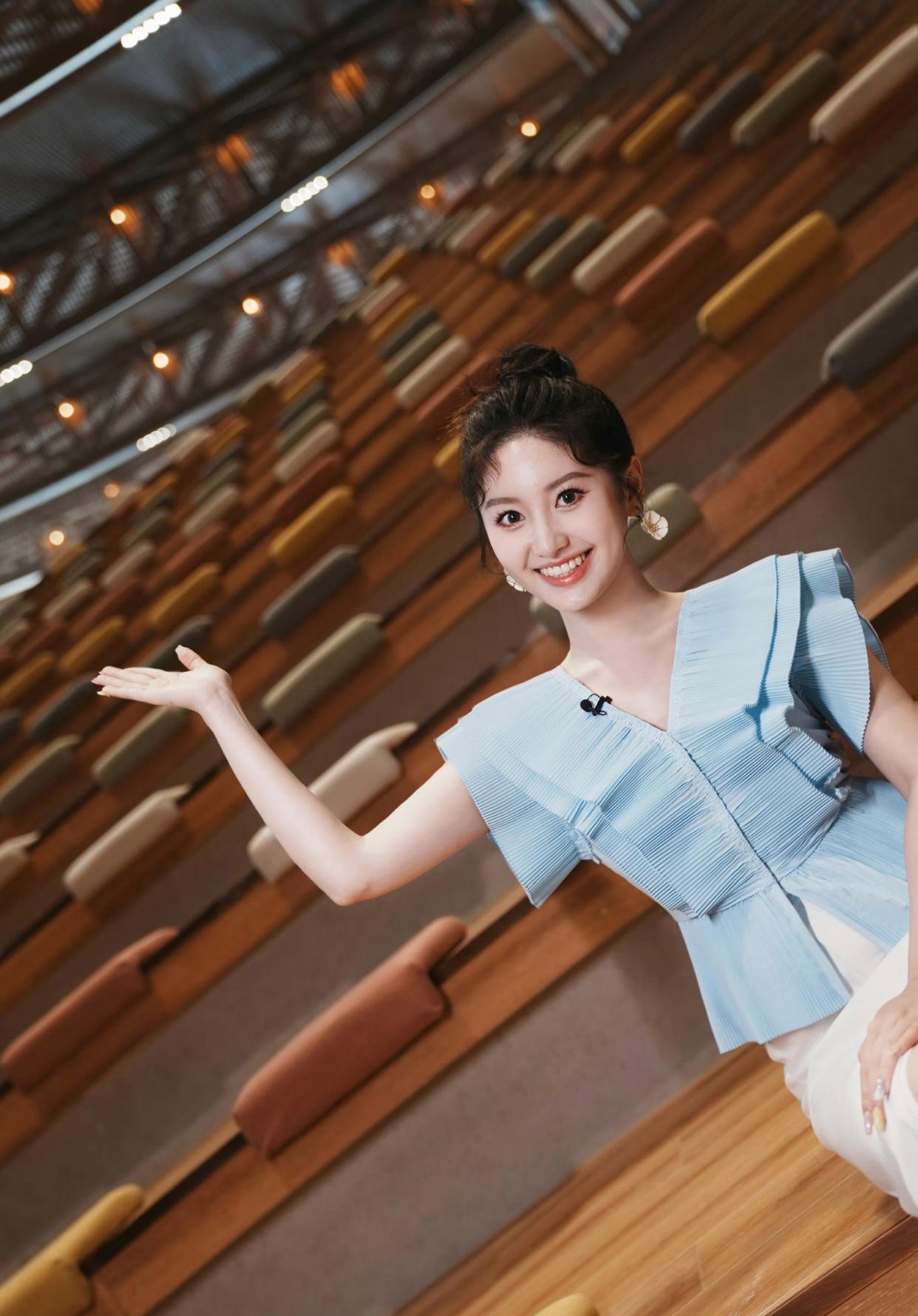 开门大吉二场美女主持人严尚嘉马里奥自信大方写真[6]
