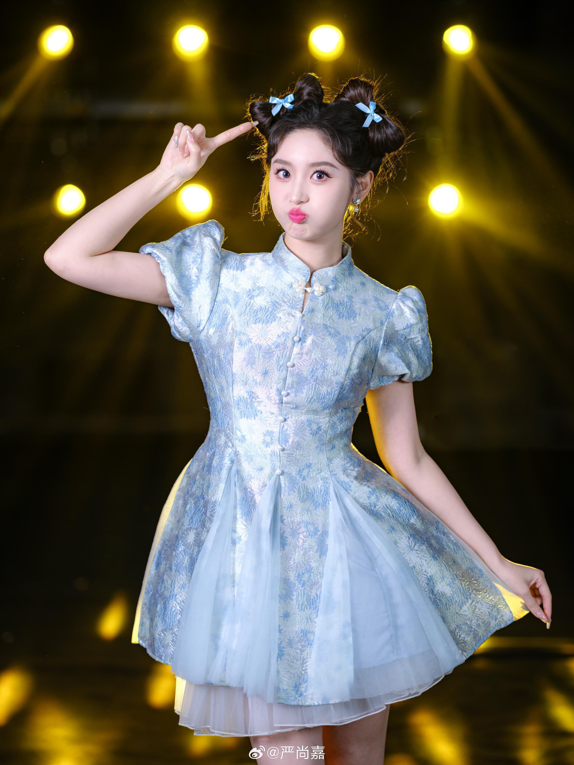 开门大吉二场美女主持人严尚嘉天蓝色连衣裙美腿高跟写真[3]