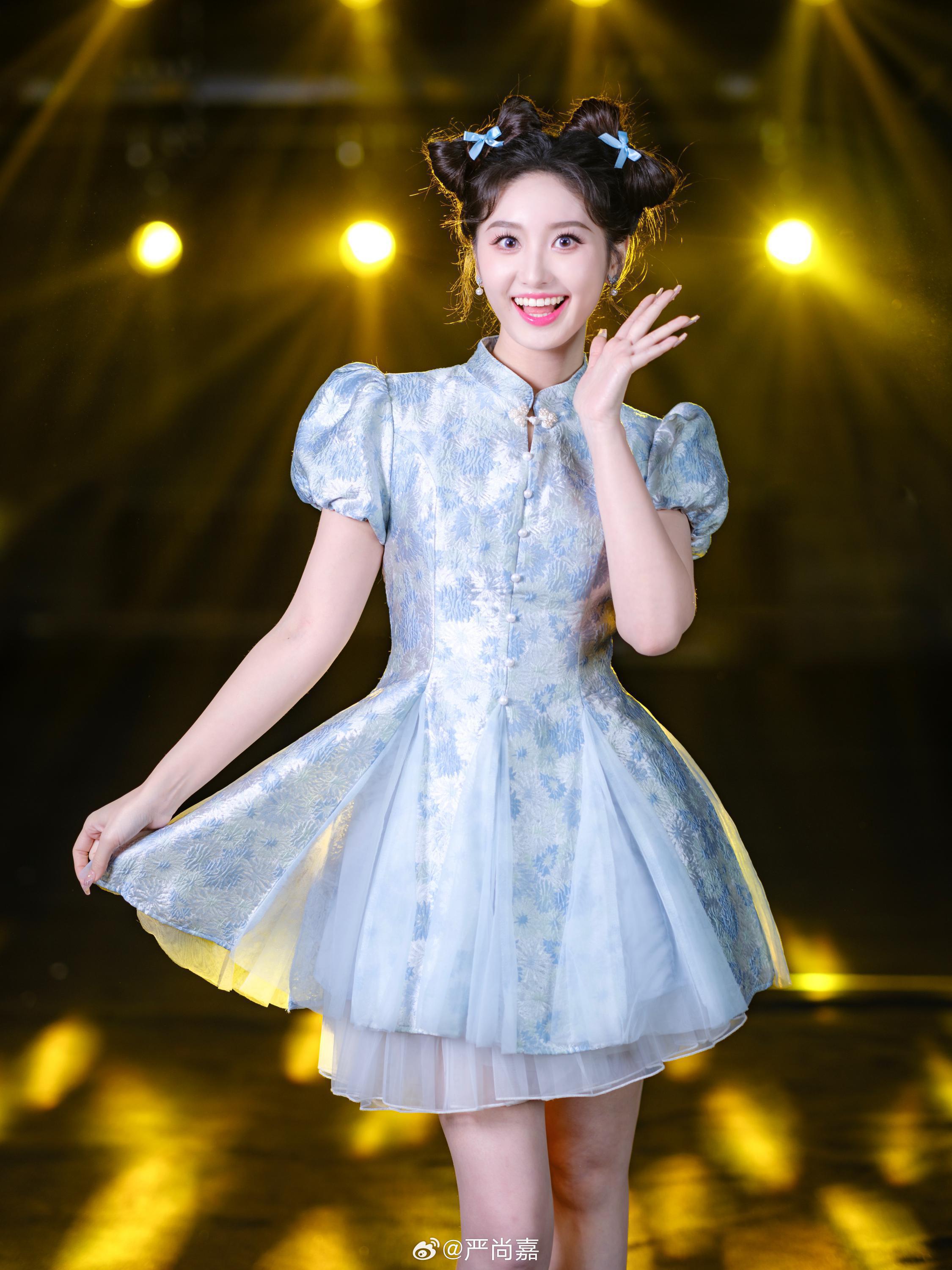 开门大吉二场美女主持人严尚嘉天蓝色连衣裙美腿高跟写真[4]