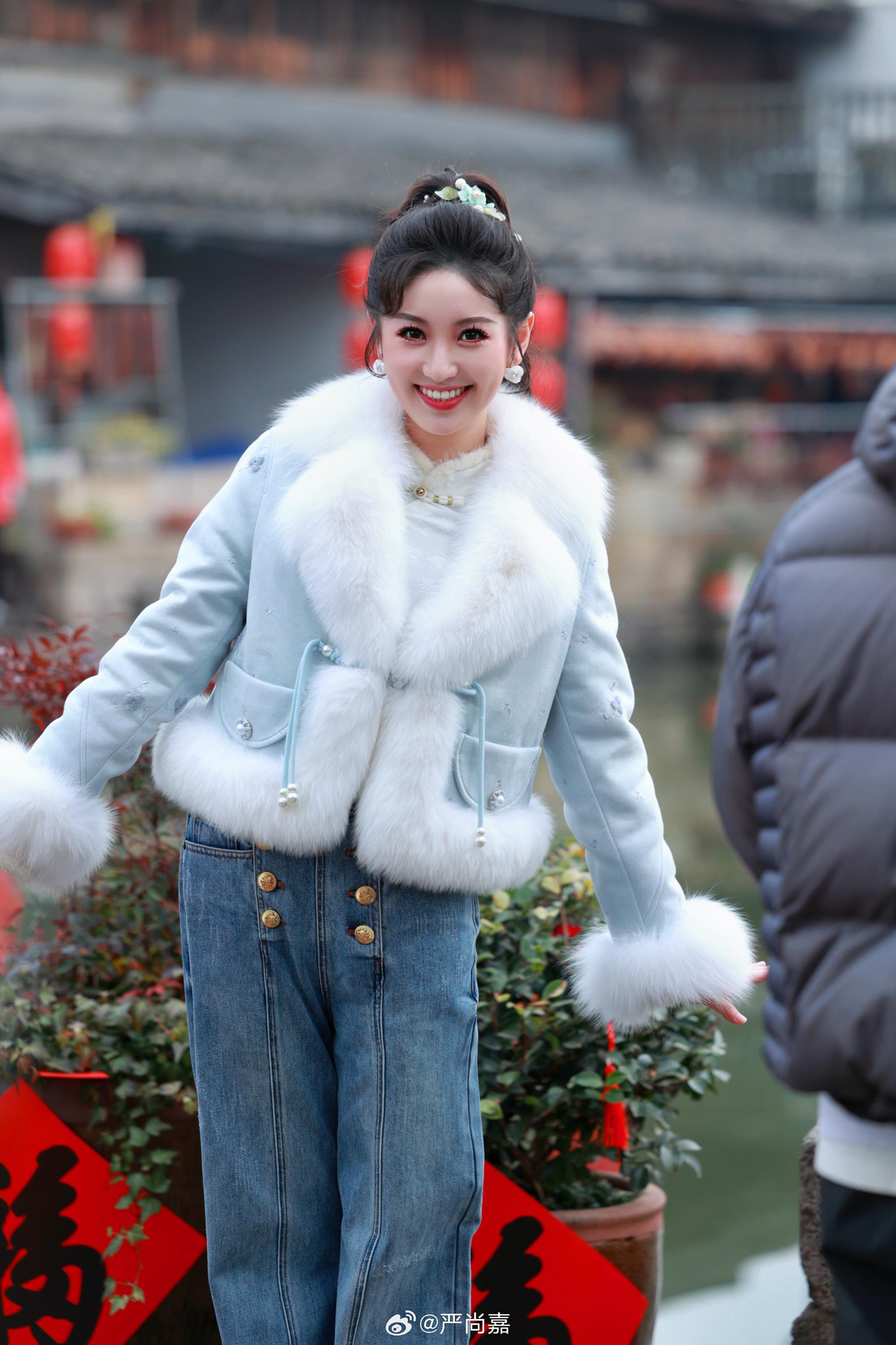 开门大吉二场美女主持人严尚嘉户外自拍[2]