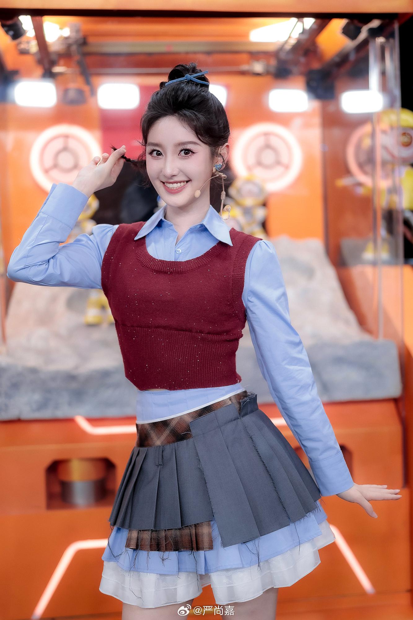 开门大吉二场美女主持人严尚嘉灰色短裙美腿高跟现场主持照[3]