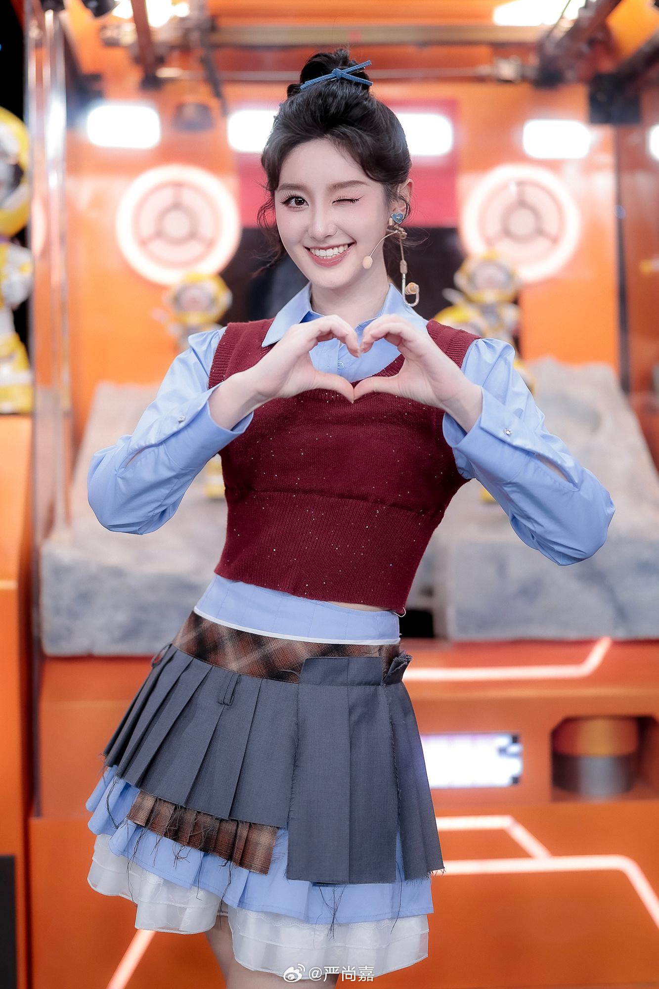 开门大吉二场美女主持人严尚嘉灰色短裙美腿高跟现场主持照[4]