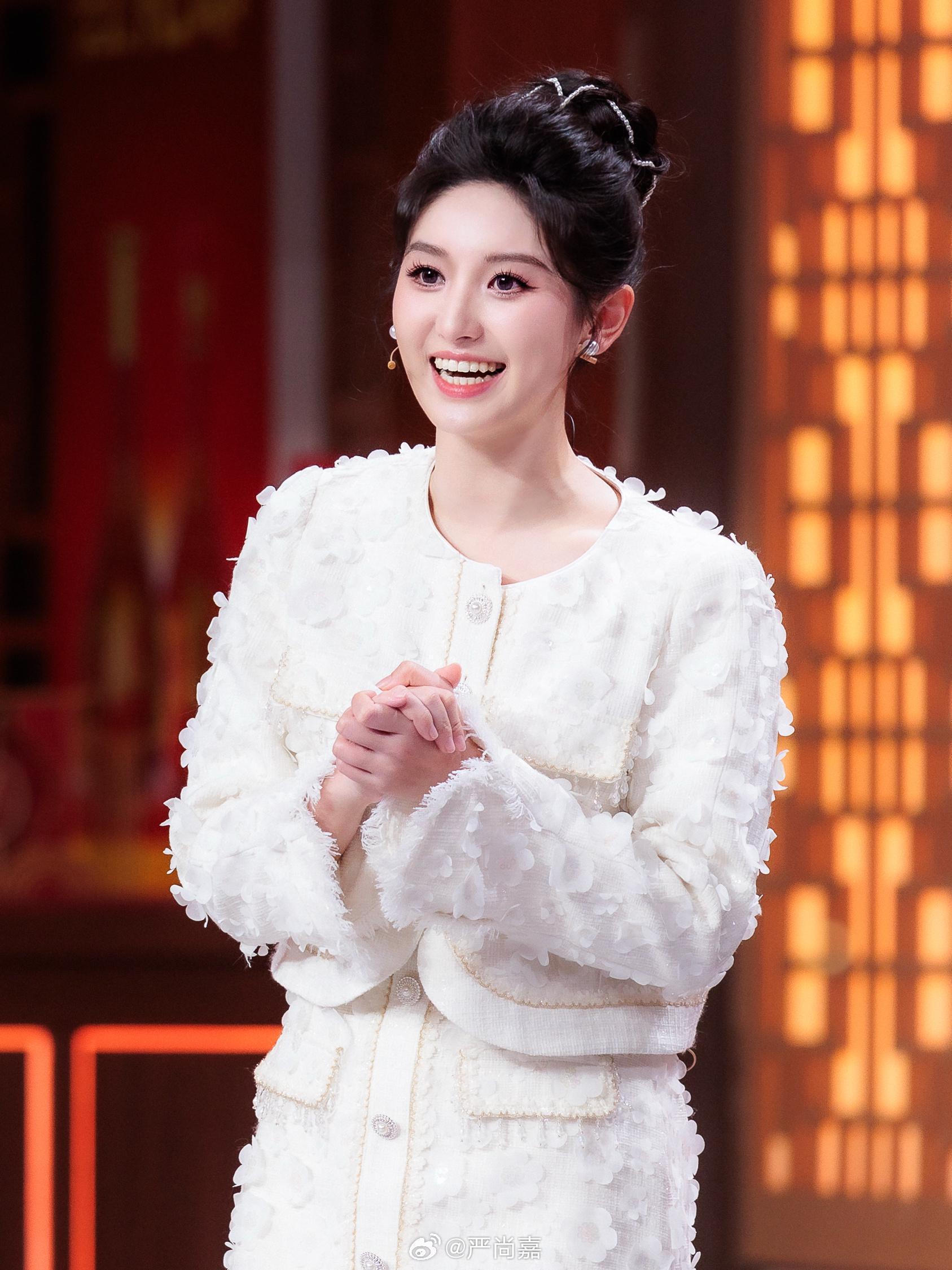 开门大吉二场美女主持人严尚嘉白色短裙美腿高跟写真[3]