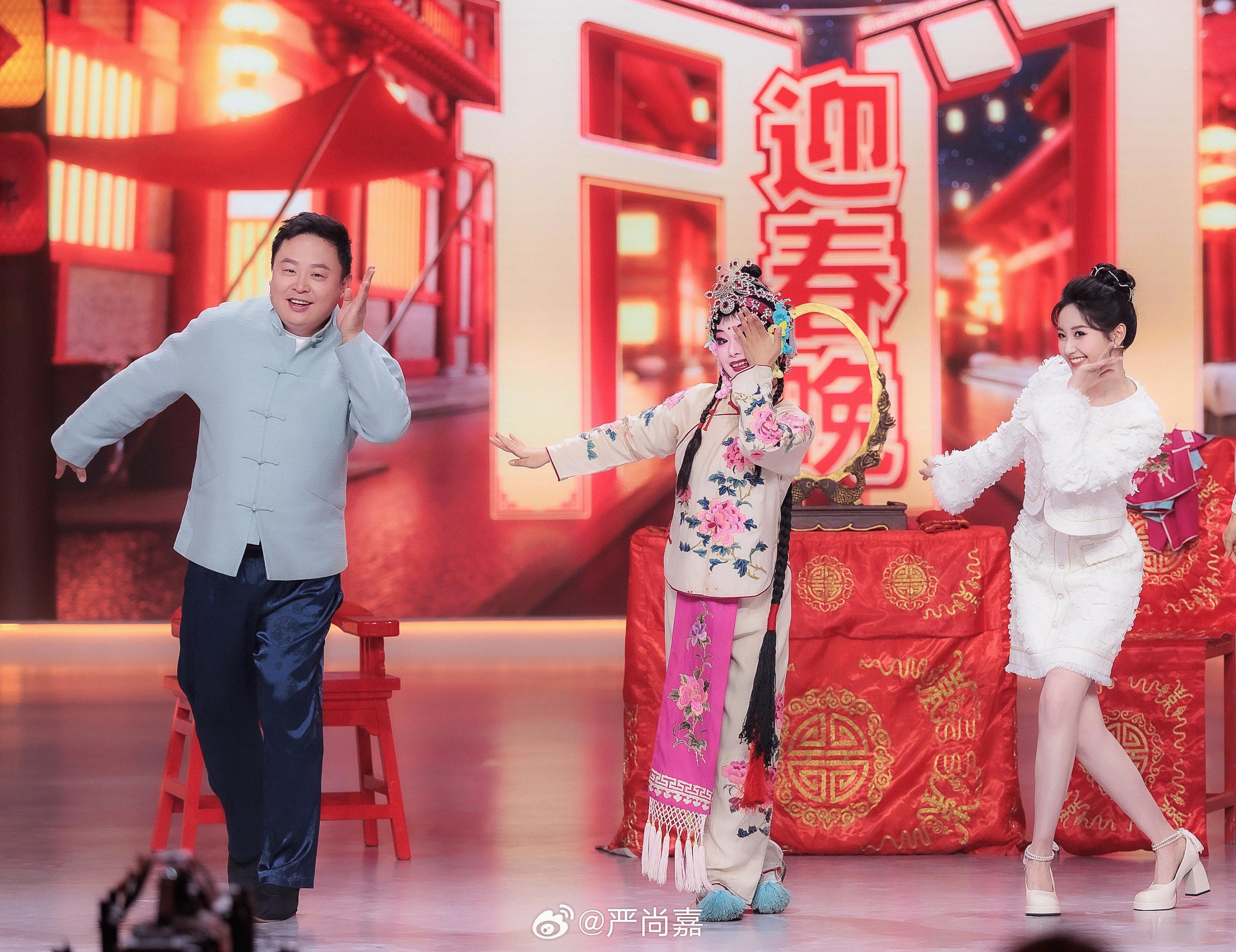 开门大吉二场美女主持人严尚嘉白色短裙美腿高跟写真[4]