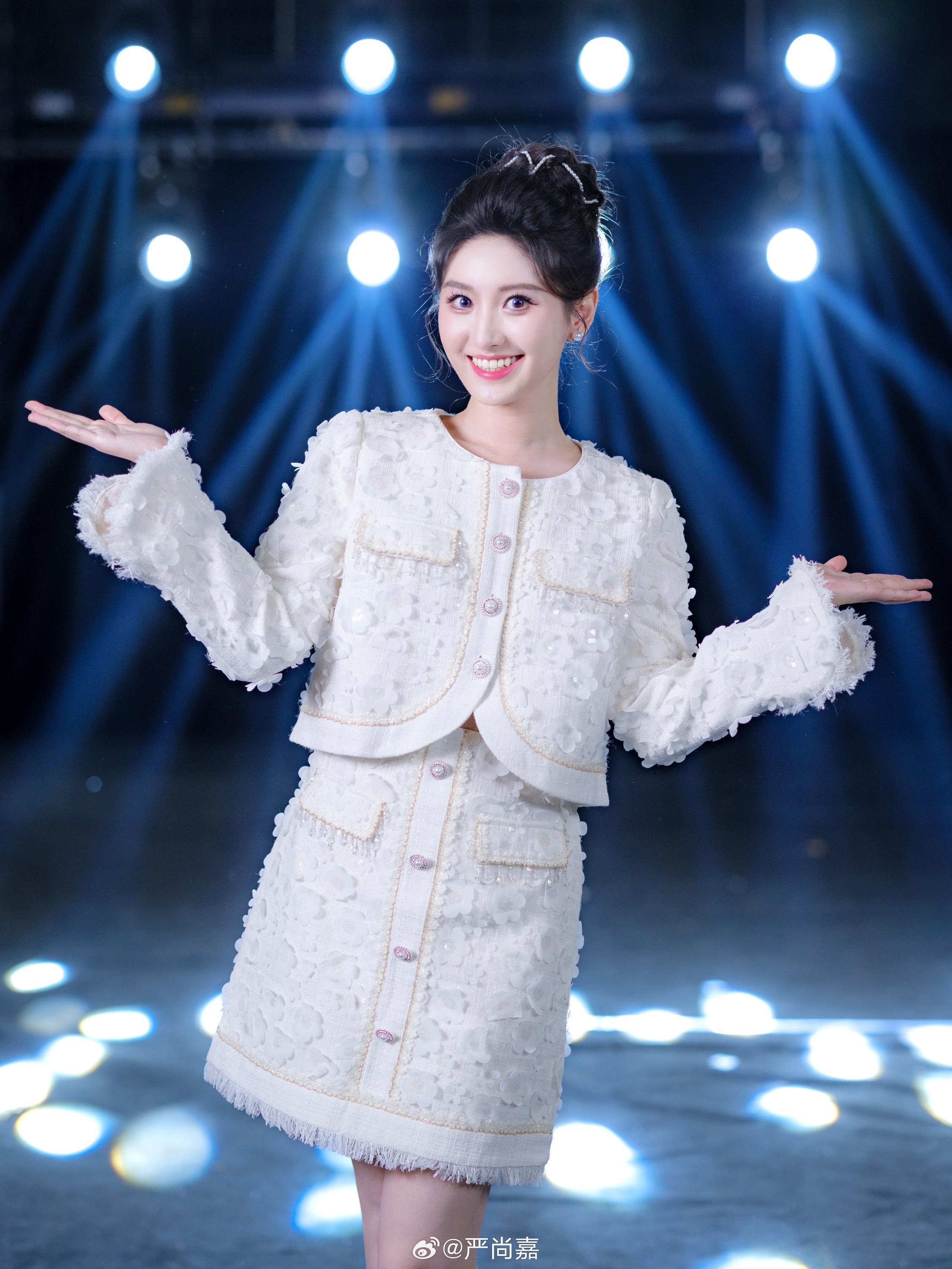 开门大吉二场美女主持人严尚嘉白色短裙美腿高跟写真[5]