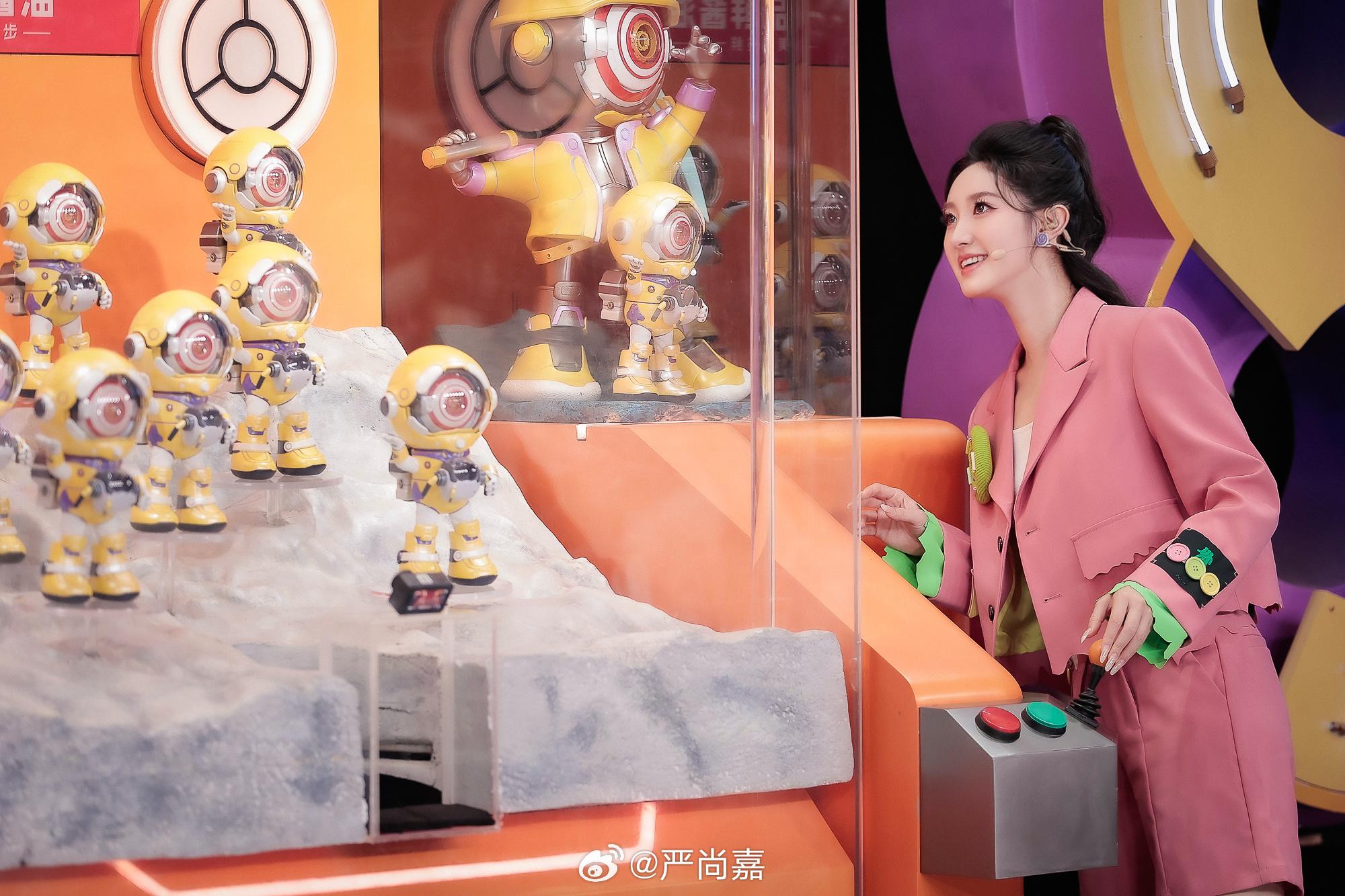 开门大吉二场美女主持人严尚嘉粉色西装短裤美腿运动鞋[3]