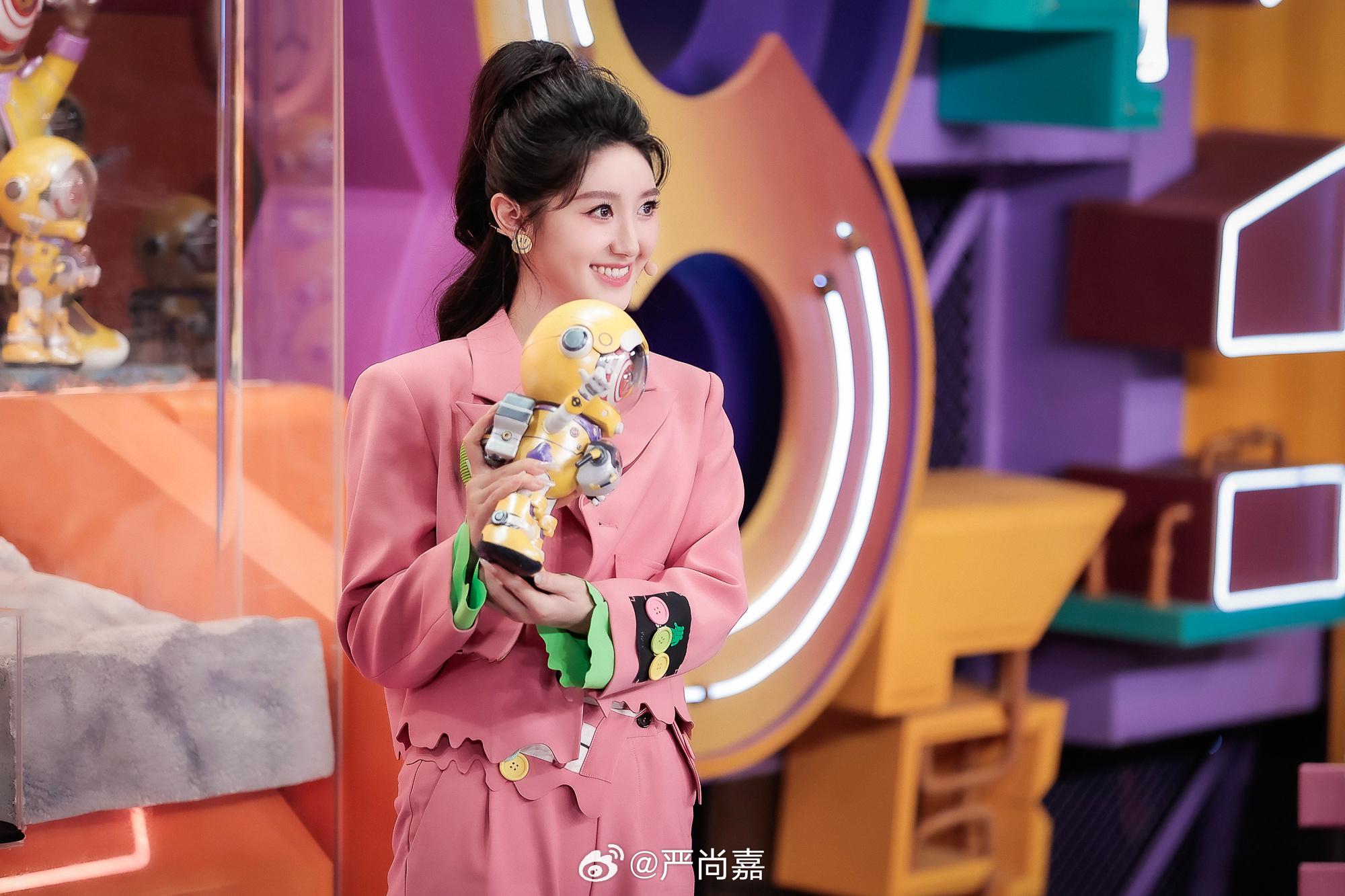 开门大吉二场美女主持人严尚嘉粉色西装短裤美腿运动鞋[4]