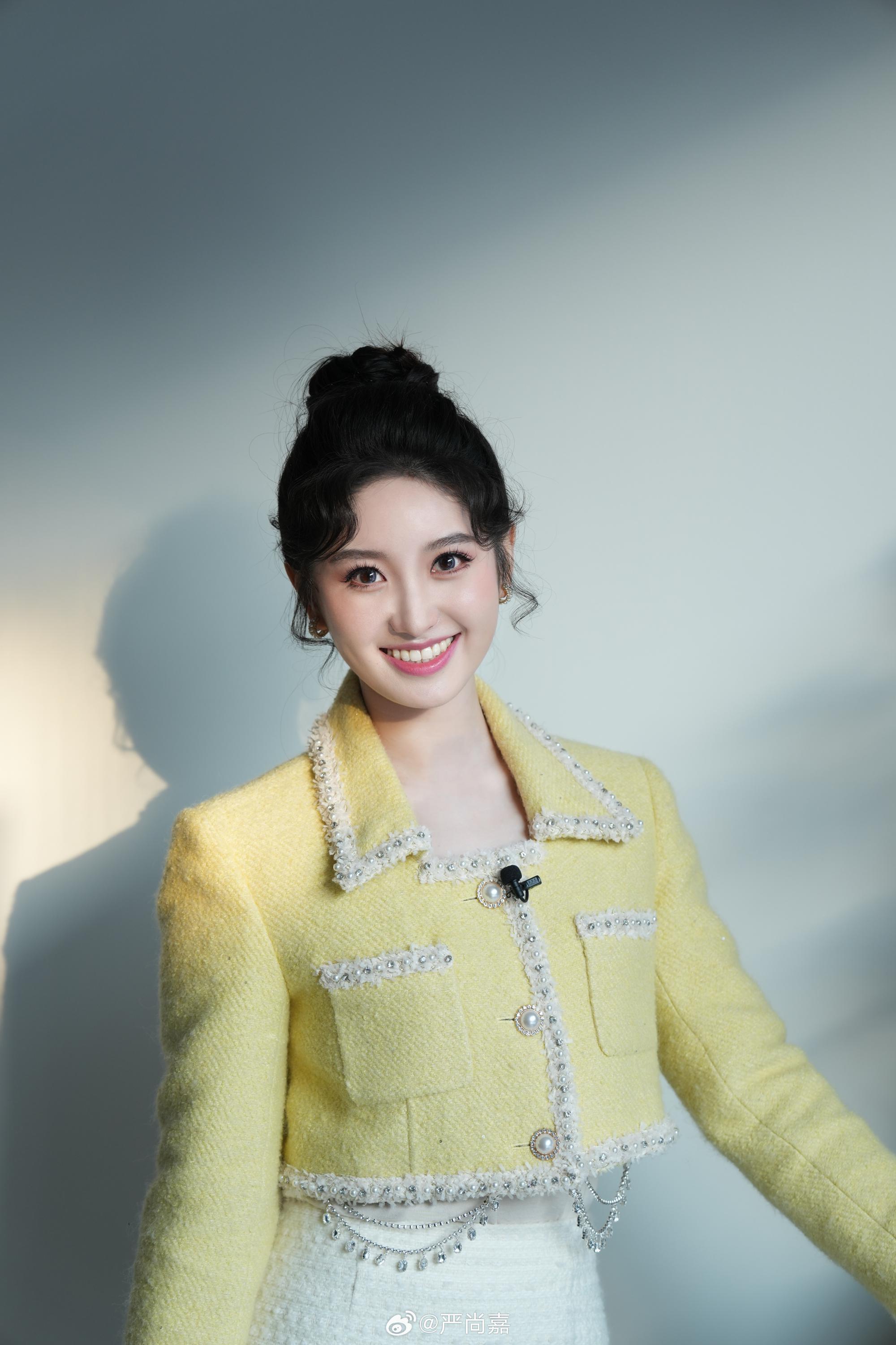 开门大吉二场美女主持人严尚嘉粉色连衣裙美腿写真[2]