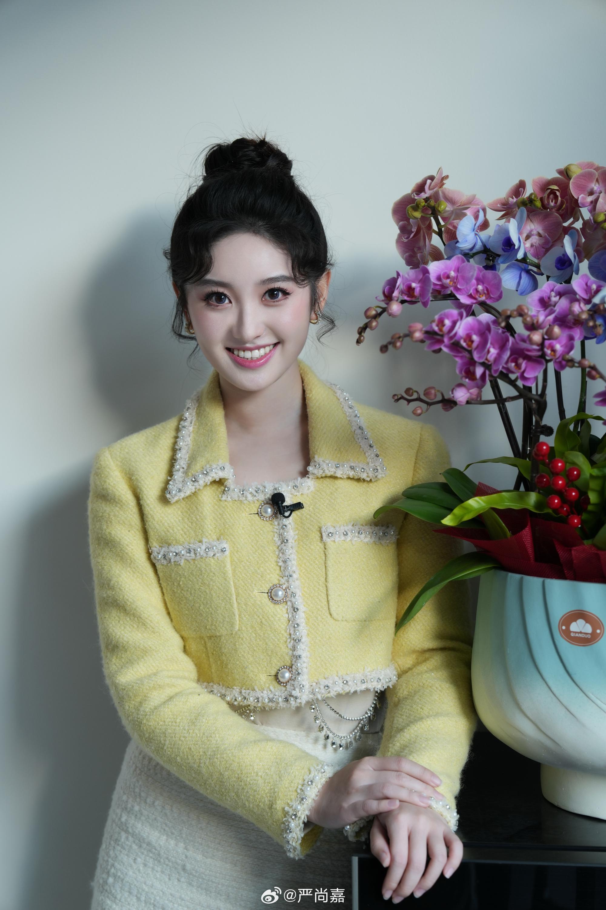 开门大吉二场美女主持人严尚嘉粉色连衣裙美腿写真[3]