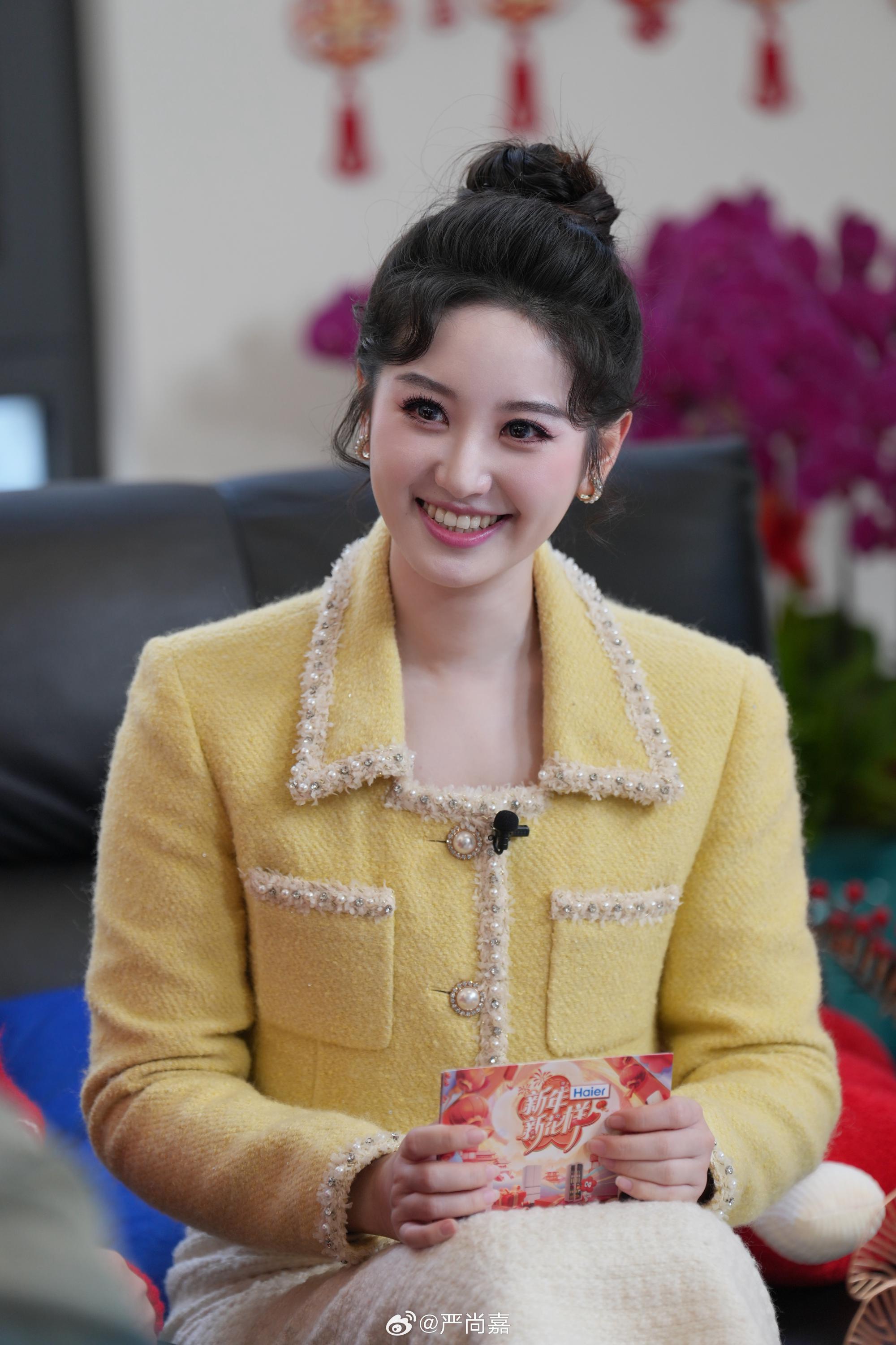 开门大吉二场美女主持人严尚嘉粉色连衣裙美腿写真[4]
