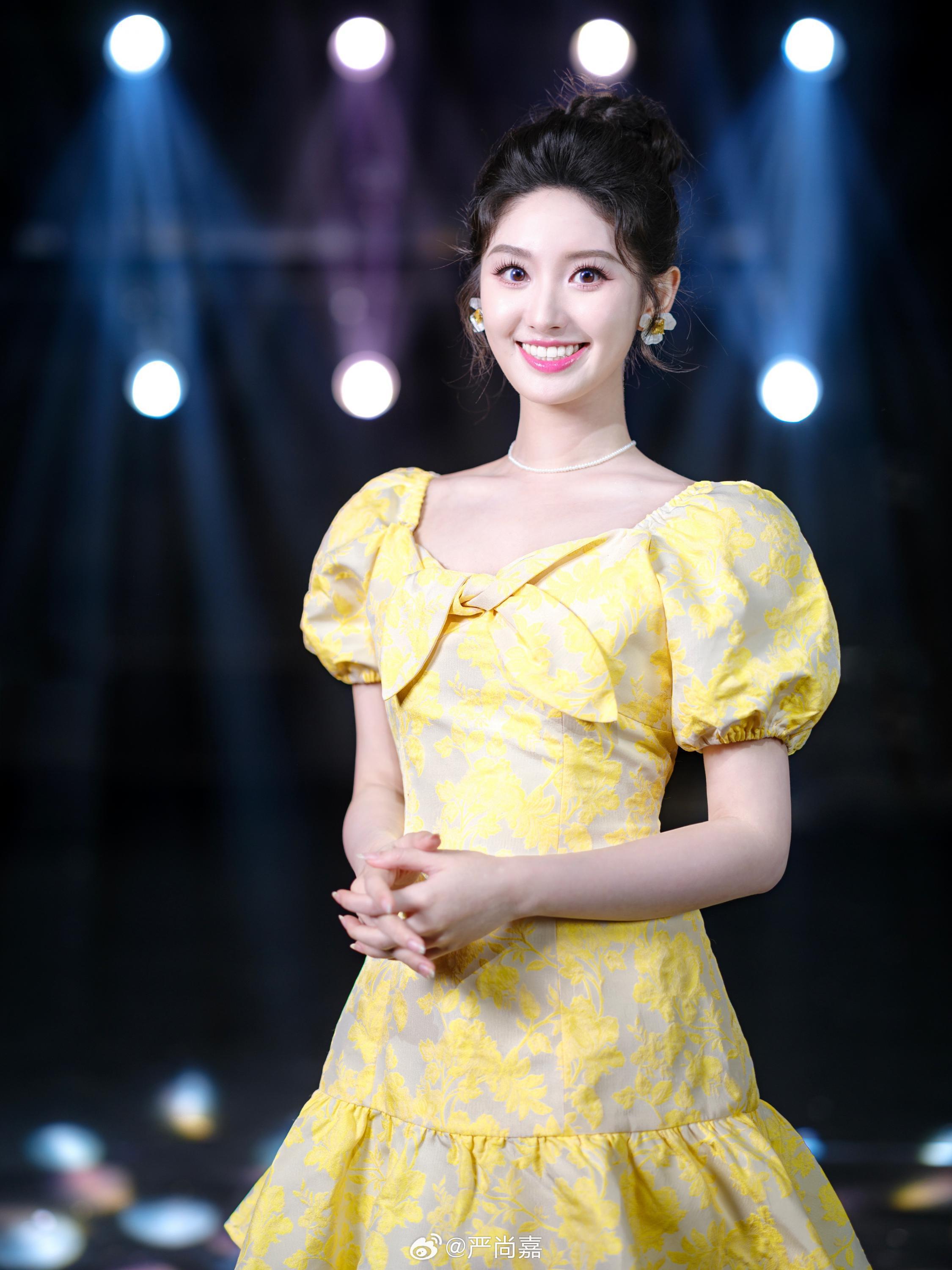 开门大吉二场美女主持人严尚嘉粉色连衣裙美腿写真[7]