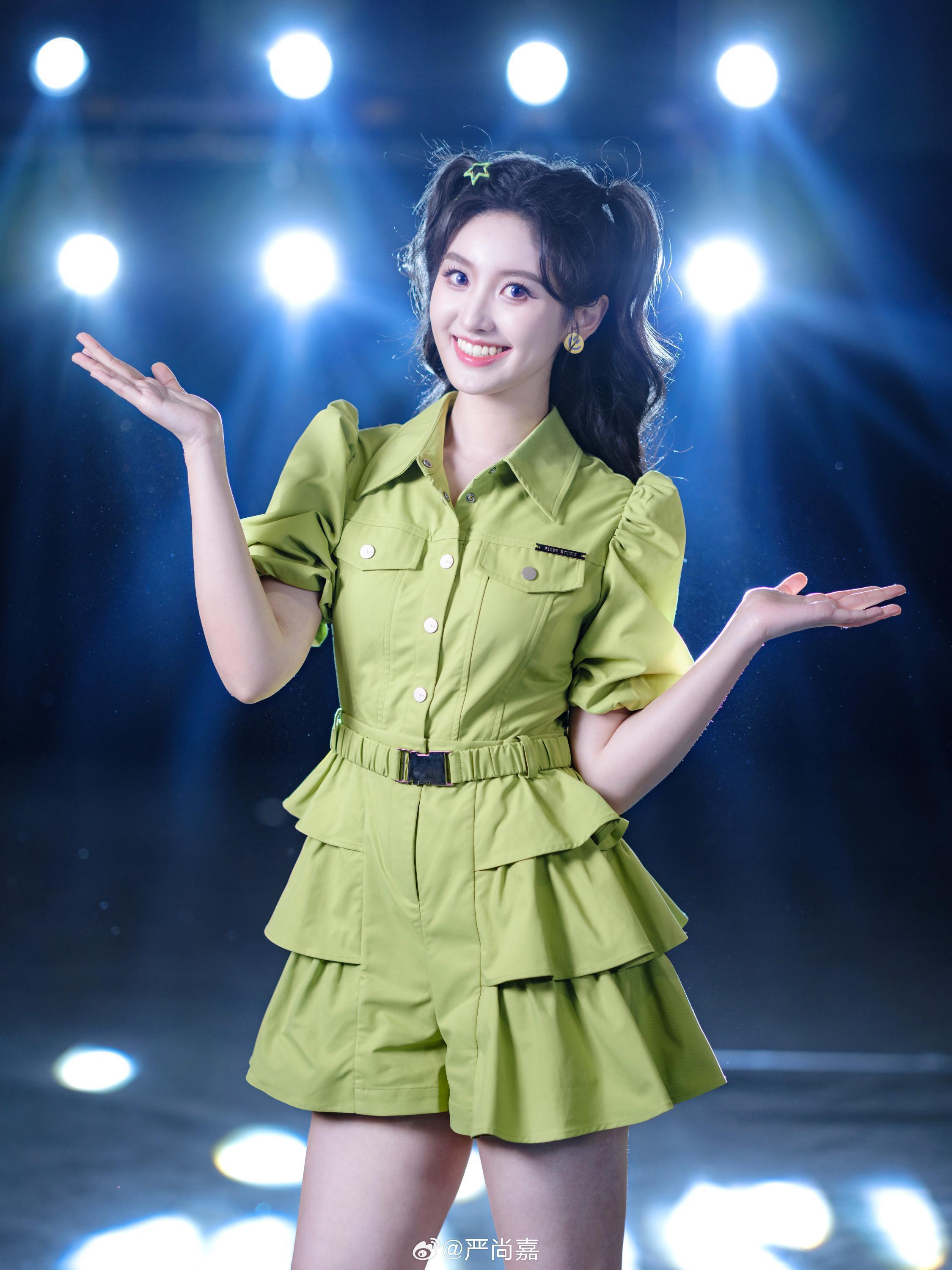 开门大吉二场美女主持人严尚嘉绿色连衣短裙笔直大长腿[4]