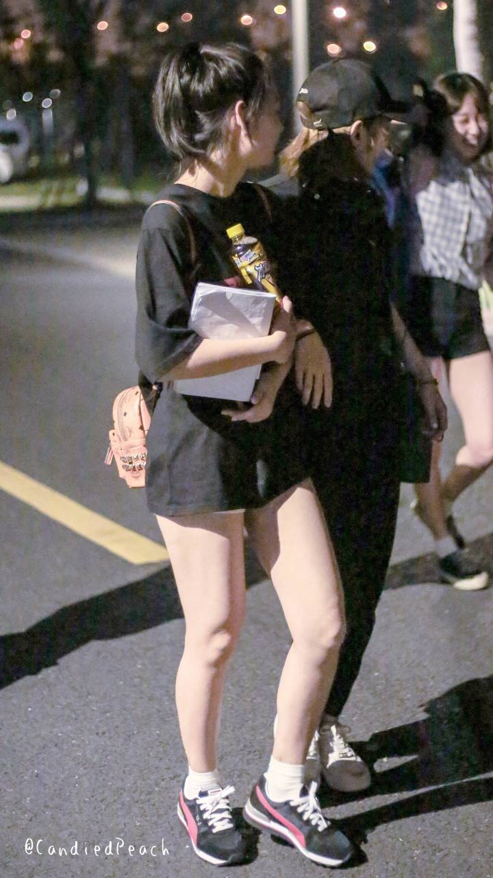 段奥娟素颜街拍美腿迷人[11]