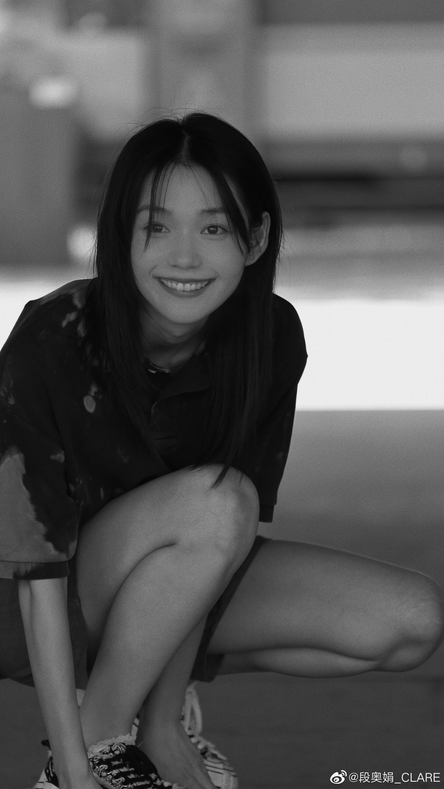 段奥娟运动鞋运动短裤白嫩美腿外拍[2]