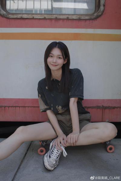 段奥娟运动鞋运动短裤白嫩美腿外拍