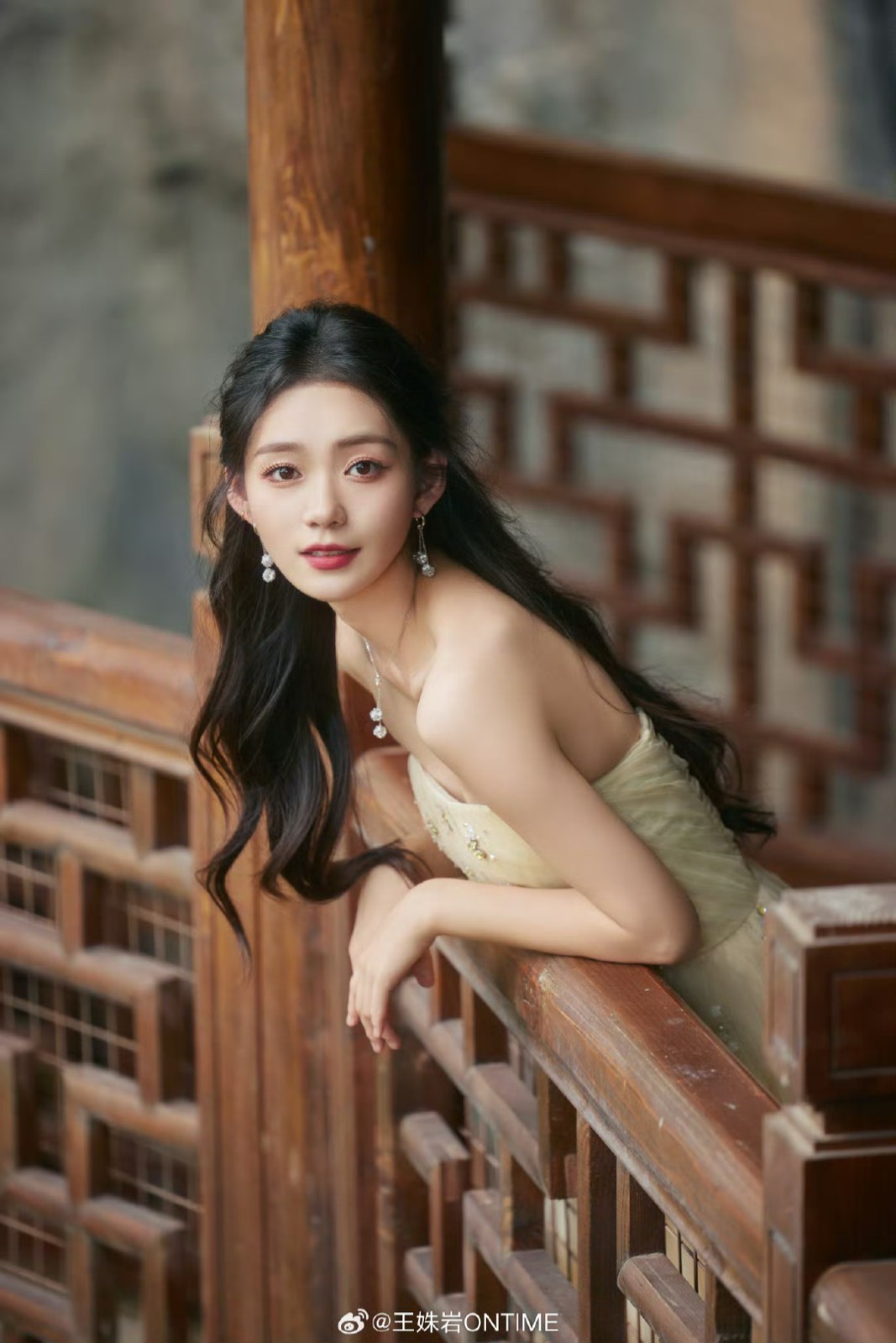 段奥娟透明蕾丝裙性感写真[10]