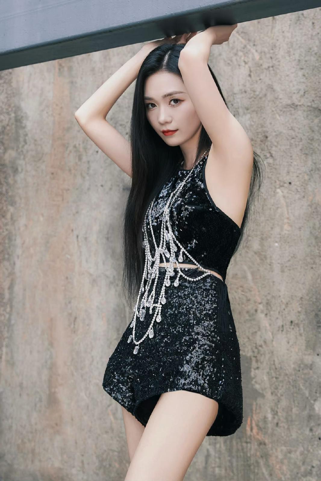 段奥娟长靴美腿野性写真
