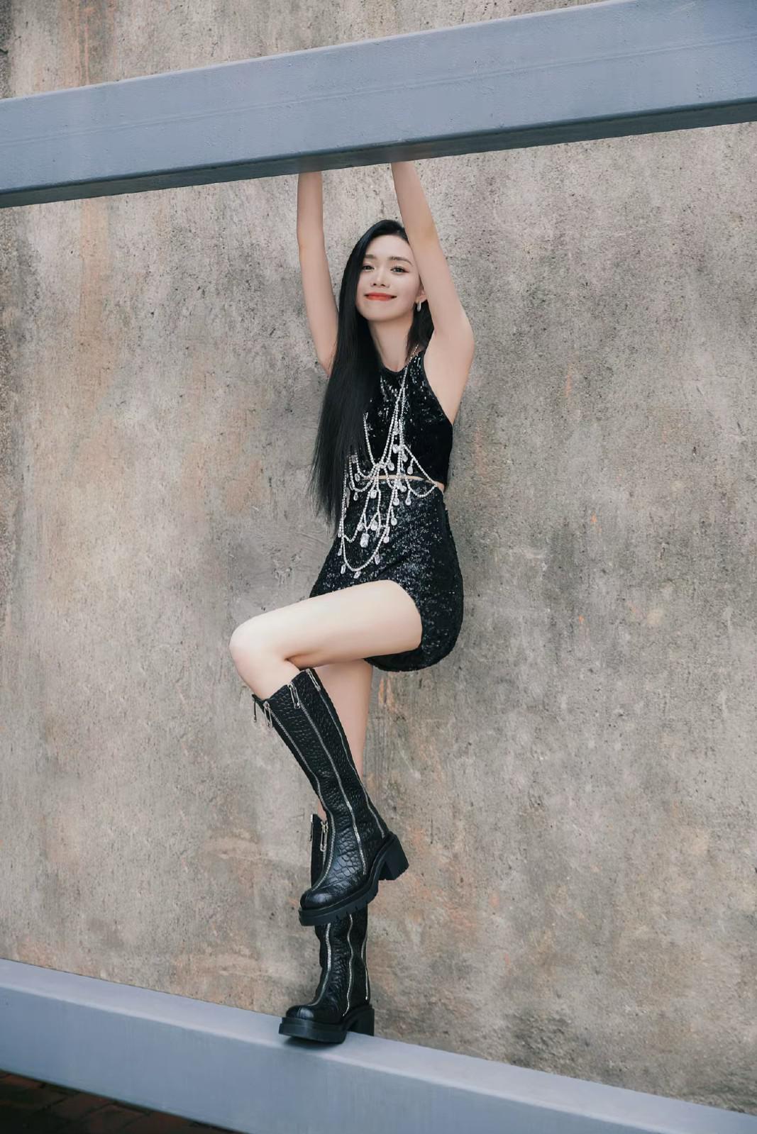 段奥娟长靴美腿野性写真[3]