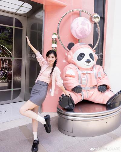 段奥娟包臀短裙白色短袜美腿外拍