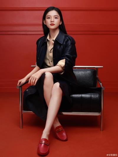 藏海传女主张婧仪美腿大衣时尚写真