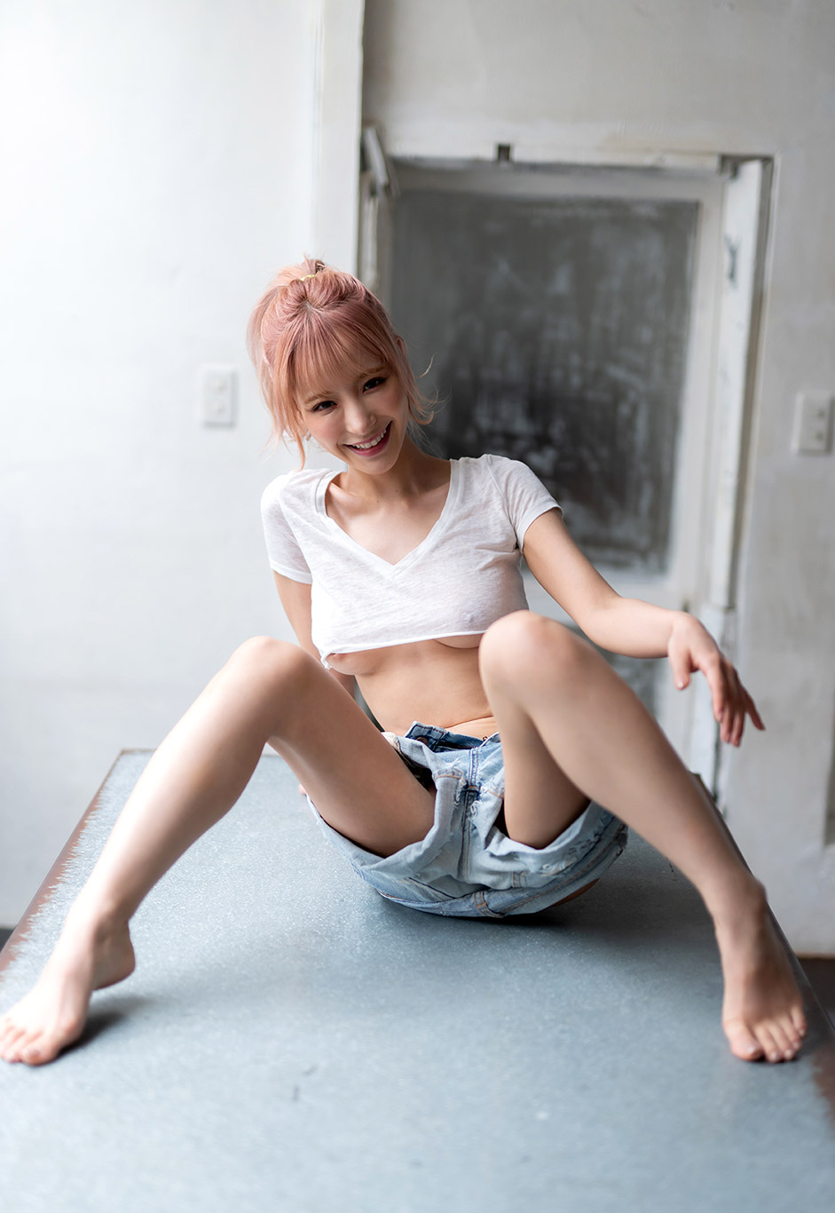 桃乃木香奈性感牛仔短裤嘴含樱桃[6]