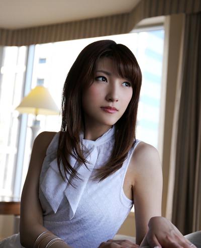 轻熟女森泽佳奈自拍黑丝袜美腿写真