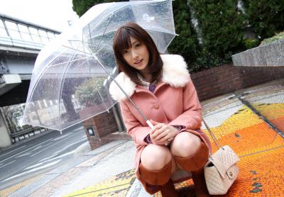 森泽佳奈身着肉色丝袜红色长靴户外自拍