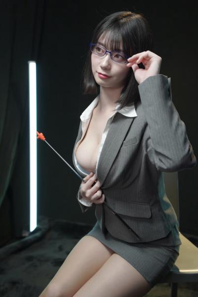 2025AV界新人濑户环奈OL制服美腿身材诱人