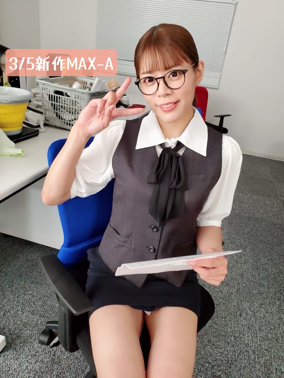 都月琉衣纱演绎高慢OL喉奥肉便器[5]