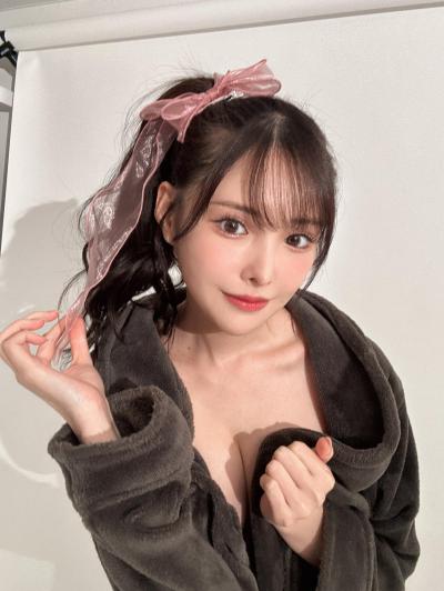 新有菜可爱黑色系拍片现场照