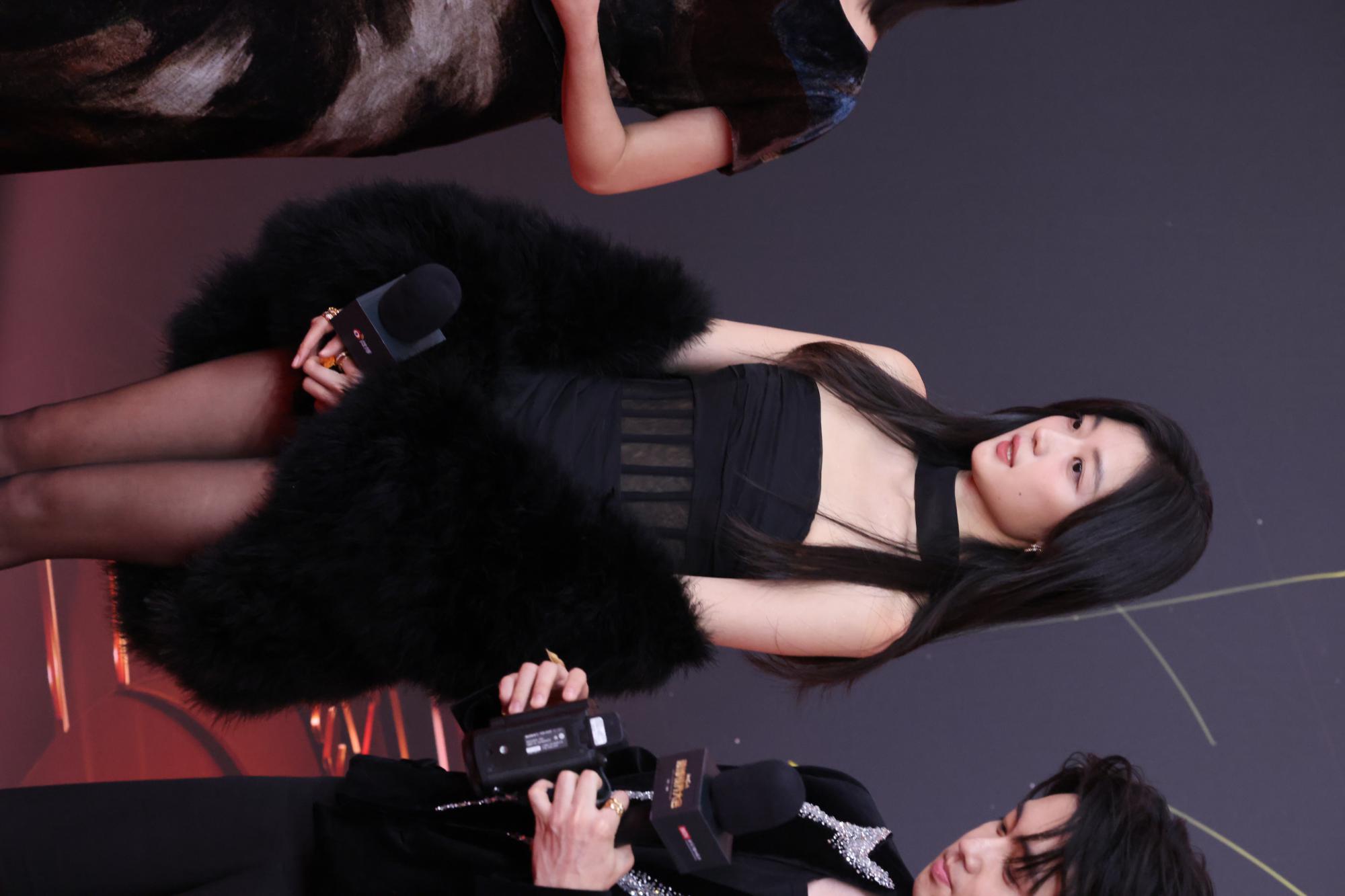 孙千黑丝美腿高跟全身右拍现场生图照[3]