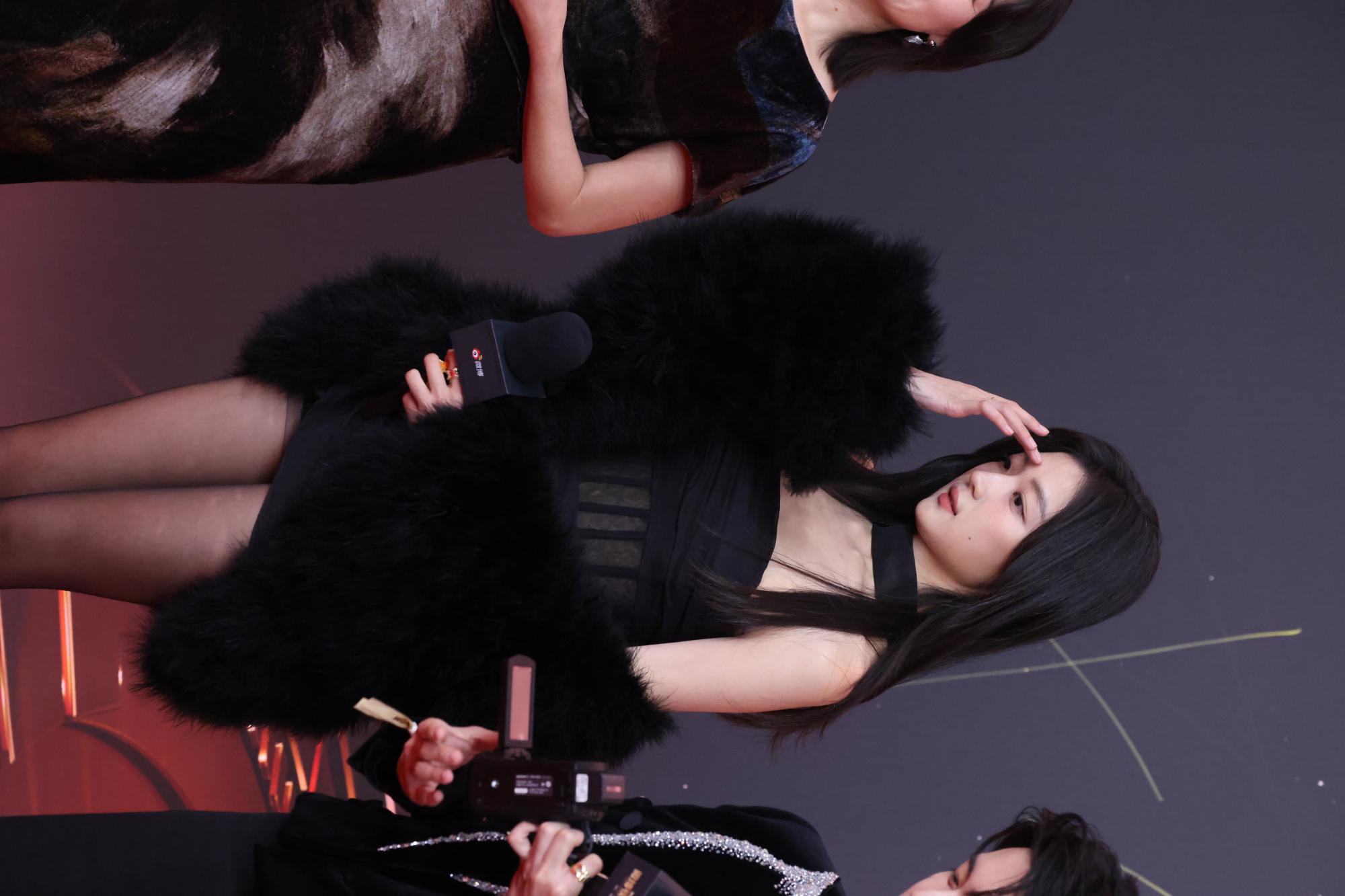 孙千黑丝美腿高跟全身右拍现场生图照[9]