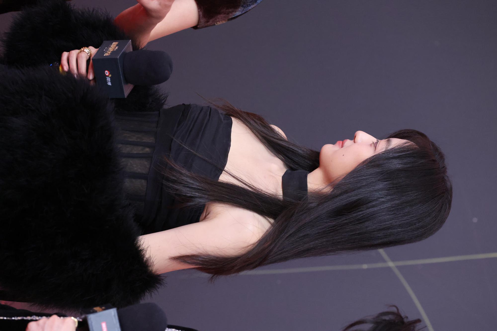 孙千黑丝美腿高跟全身右拍现场生图照[10]