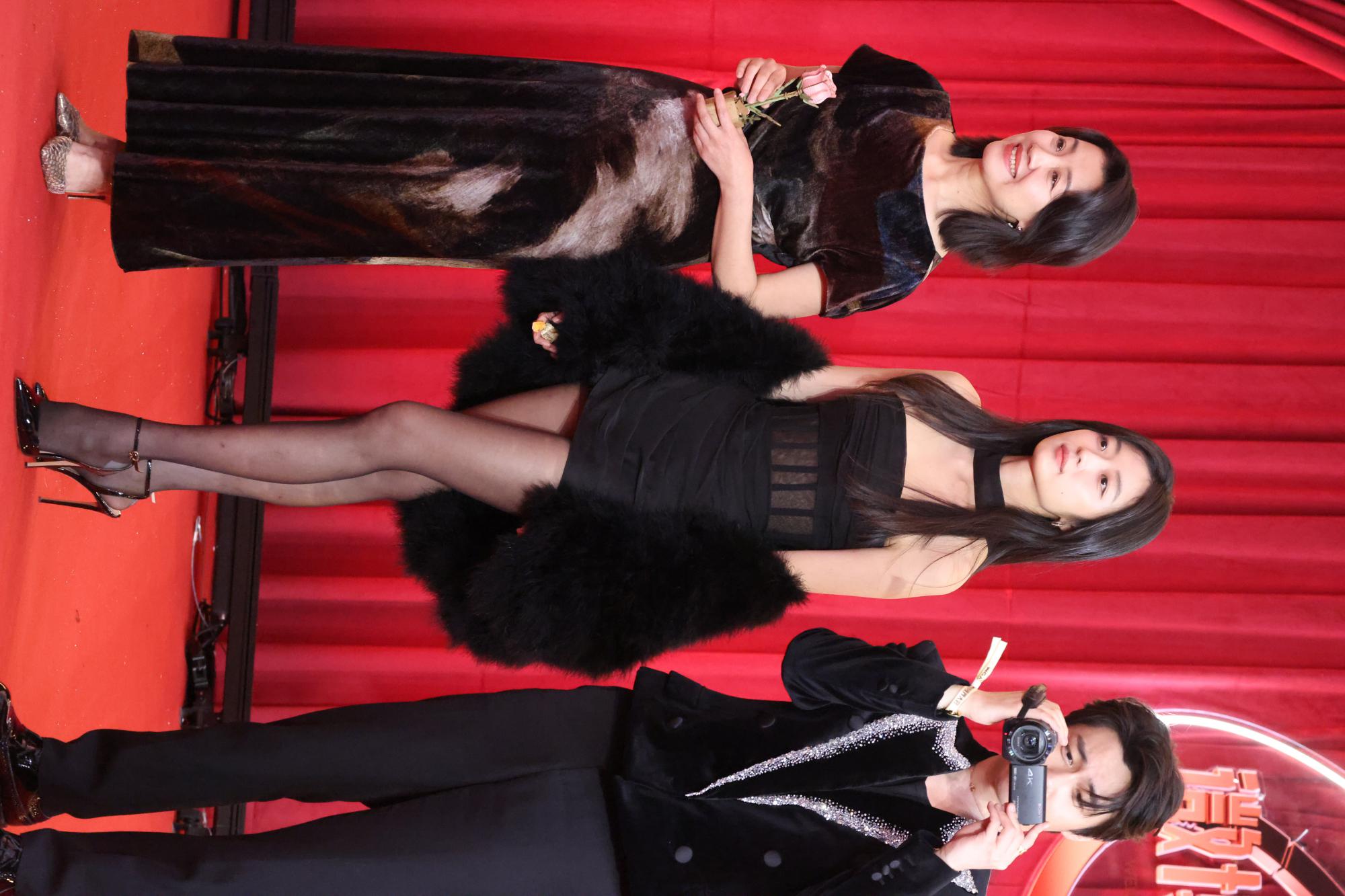 孙千黑丝美腿高跟全身正面现场生图照[9]